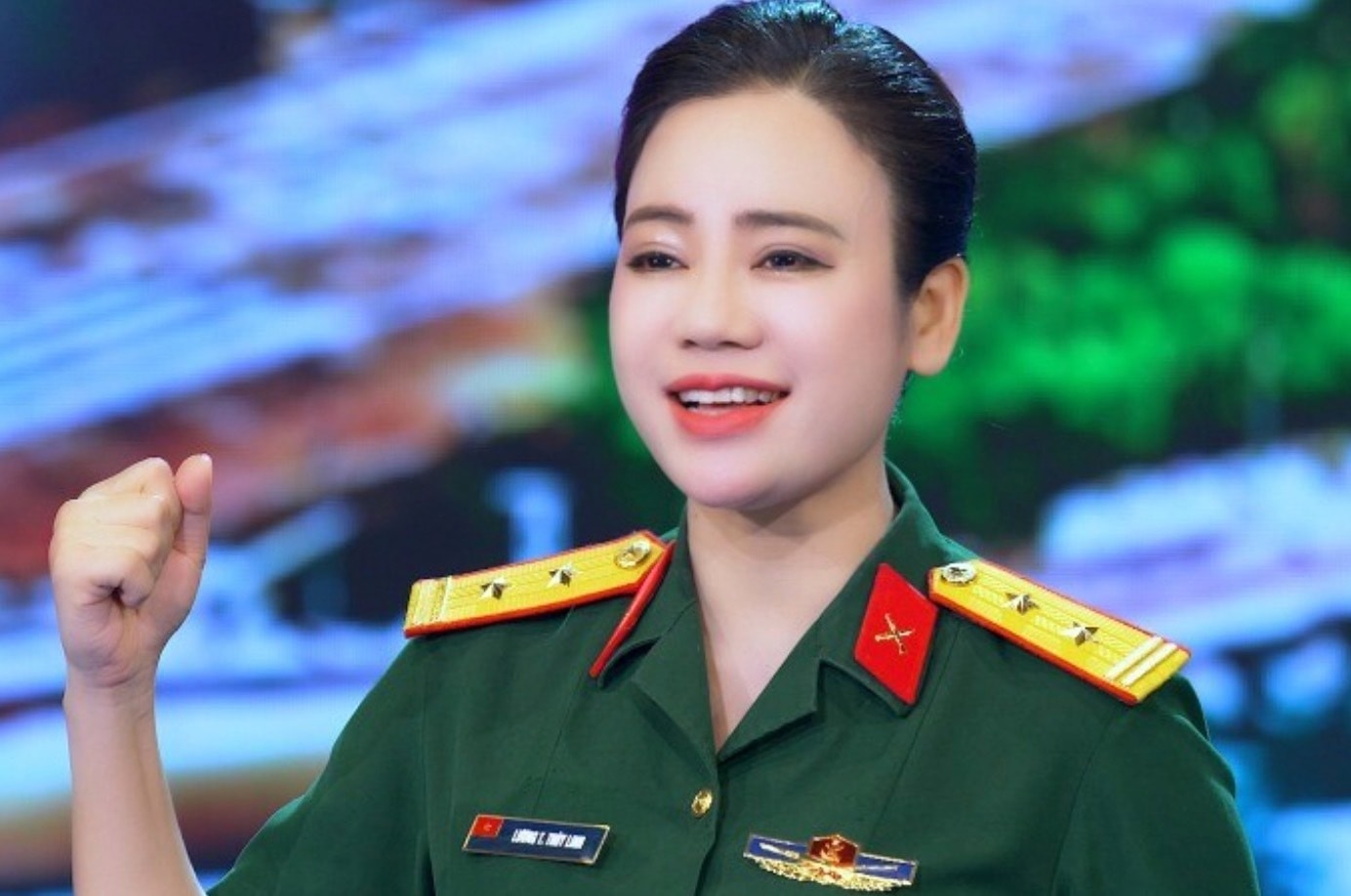 NSND Thuỳ Linh mang quân hàm Trung tá.