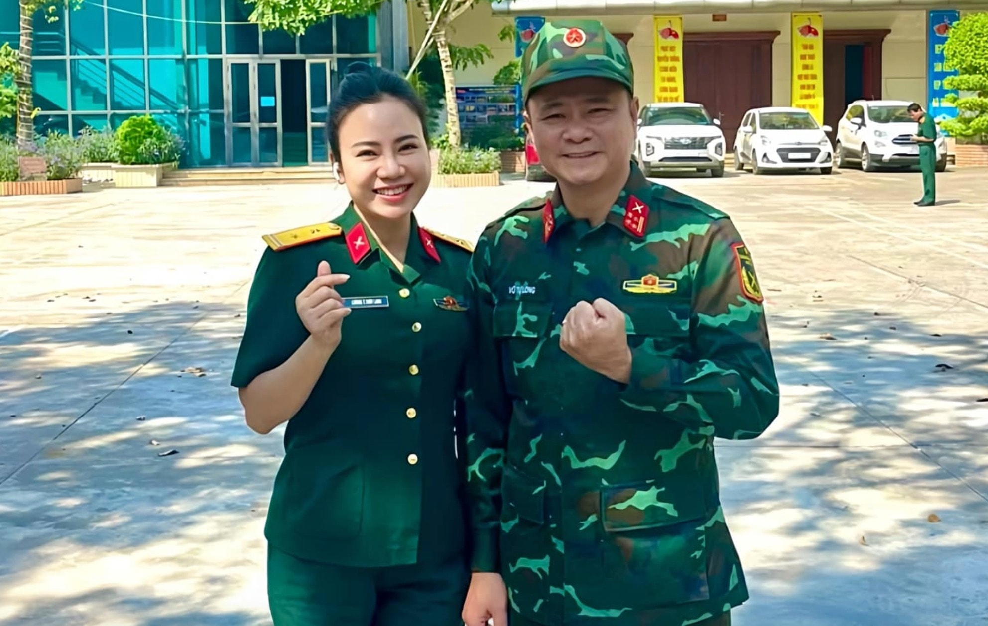 NSND Tự Long là người hỗ trợ, dẫn dắt cho Thùy Linh.