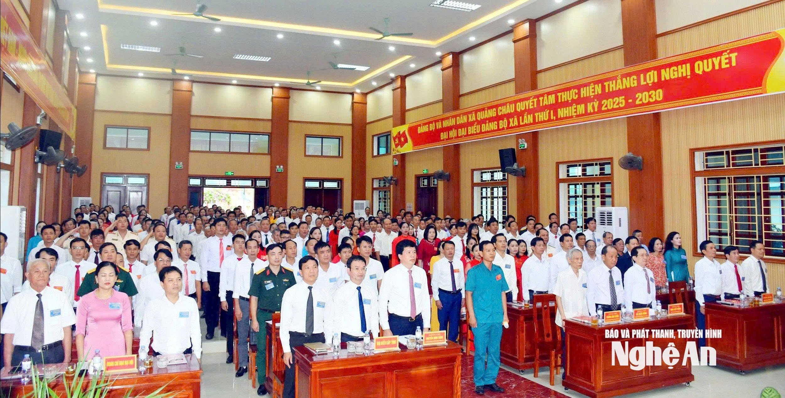 Các đại biểu tham dự Đại hội làm lễ chào cờ.