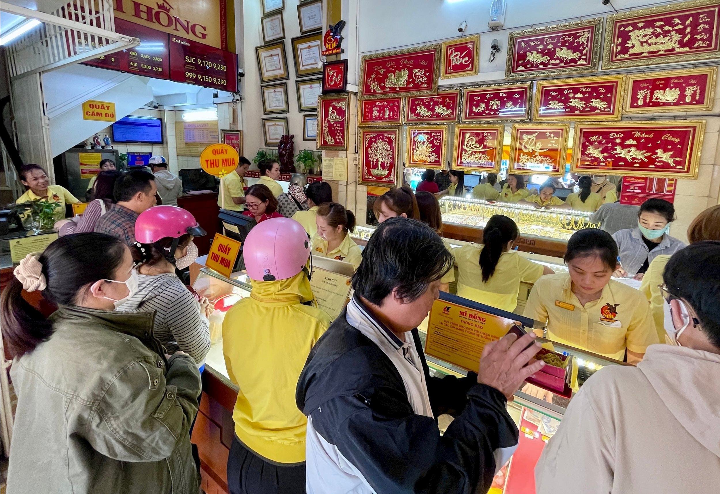 Giá vàng ngày 20/8: Giá vàng miếng và vàng nhẫn trên đỉnh, vàng thế giới rơi sát đáy