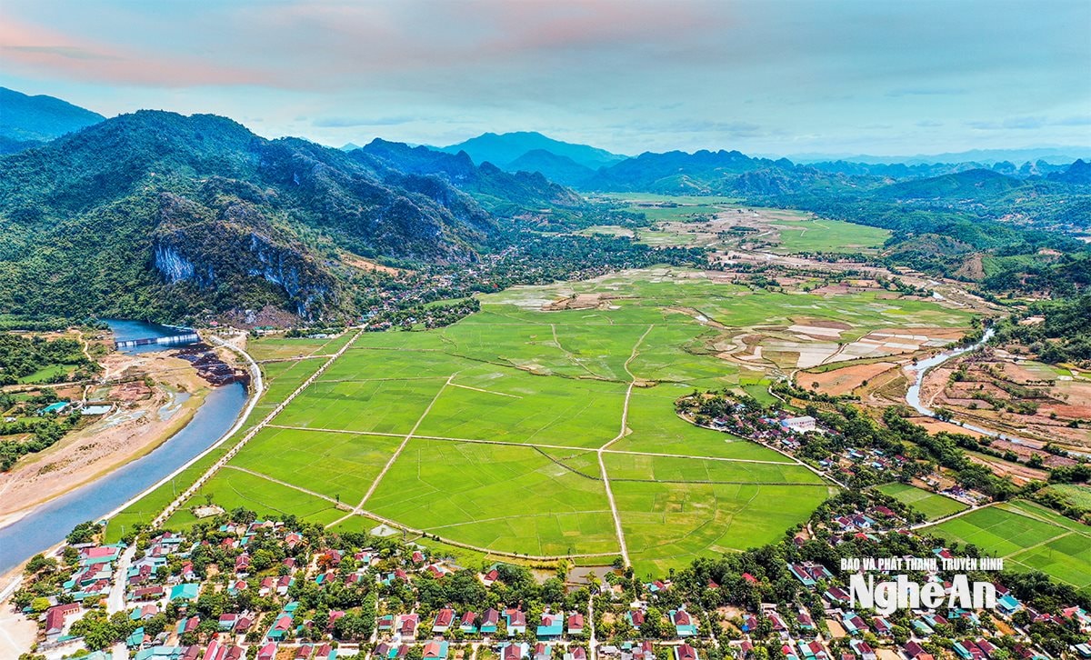 Một góc cánh đồng xã Môn Sơn và thắng cảnh Đập Phà Lài. Ảnh Thành Cường