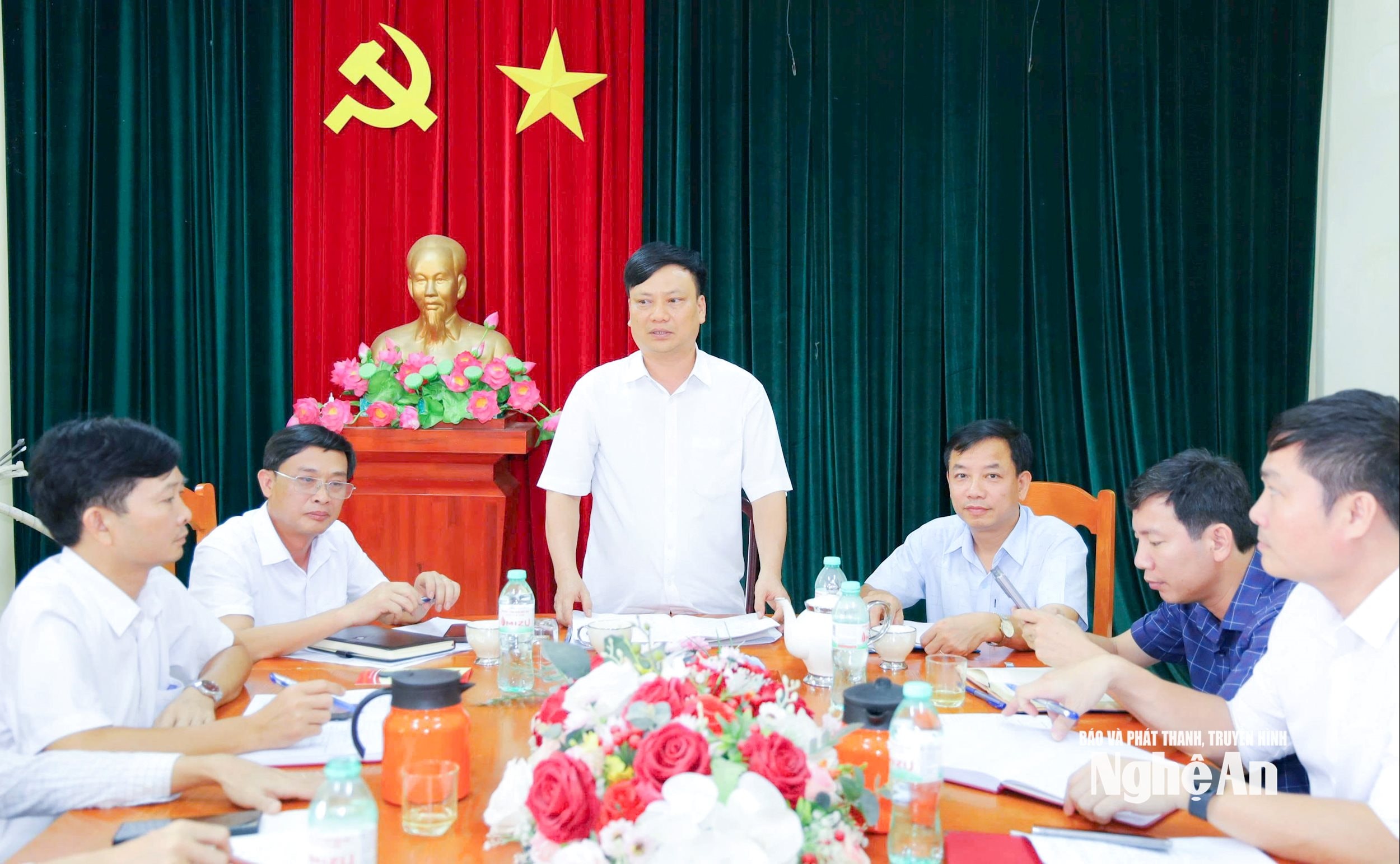  Ban Thường vụ Đảng uỷ xã Yên Trung tổ chức cuộc họp định kỳ. Ảnh Đậu Kiều Hoa