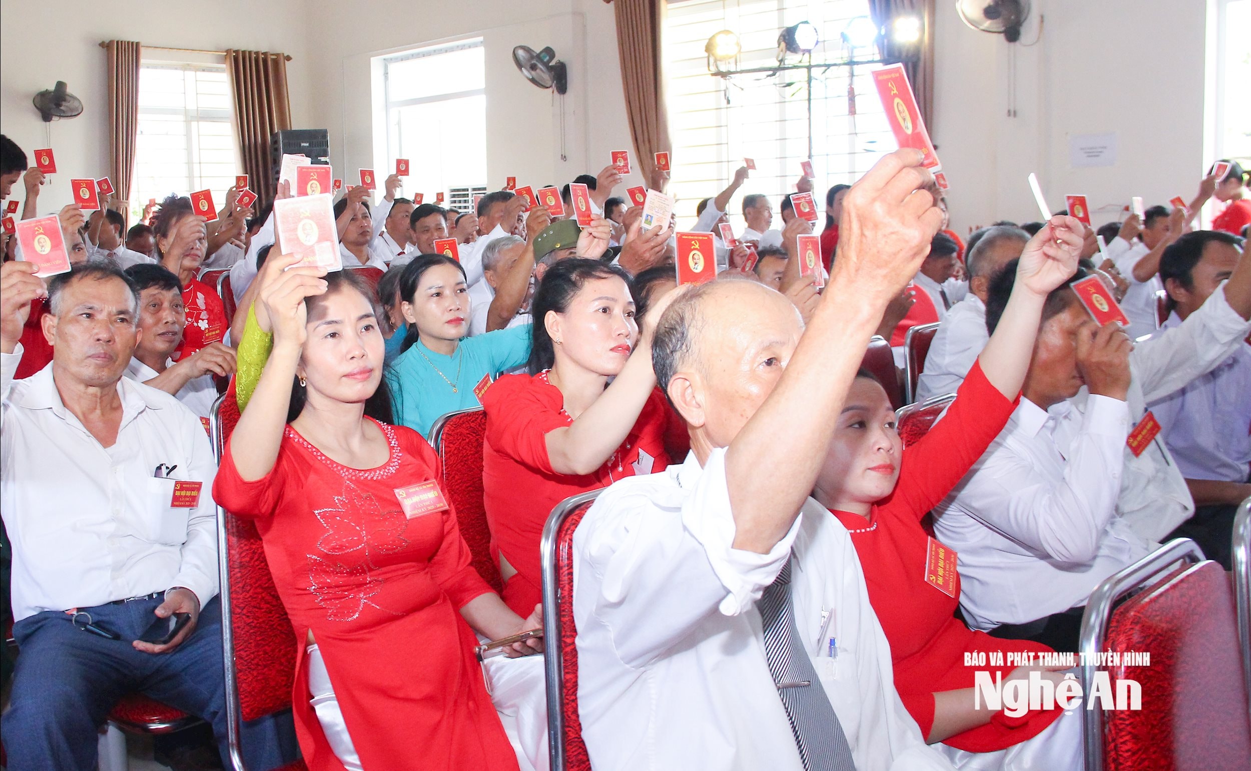  Các đảng viên biểu quyết thông qua Nghị quyết Đại hội. Ảnh Mai Hoa