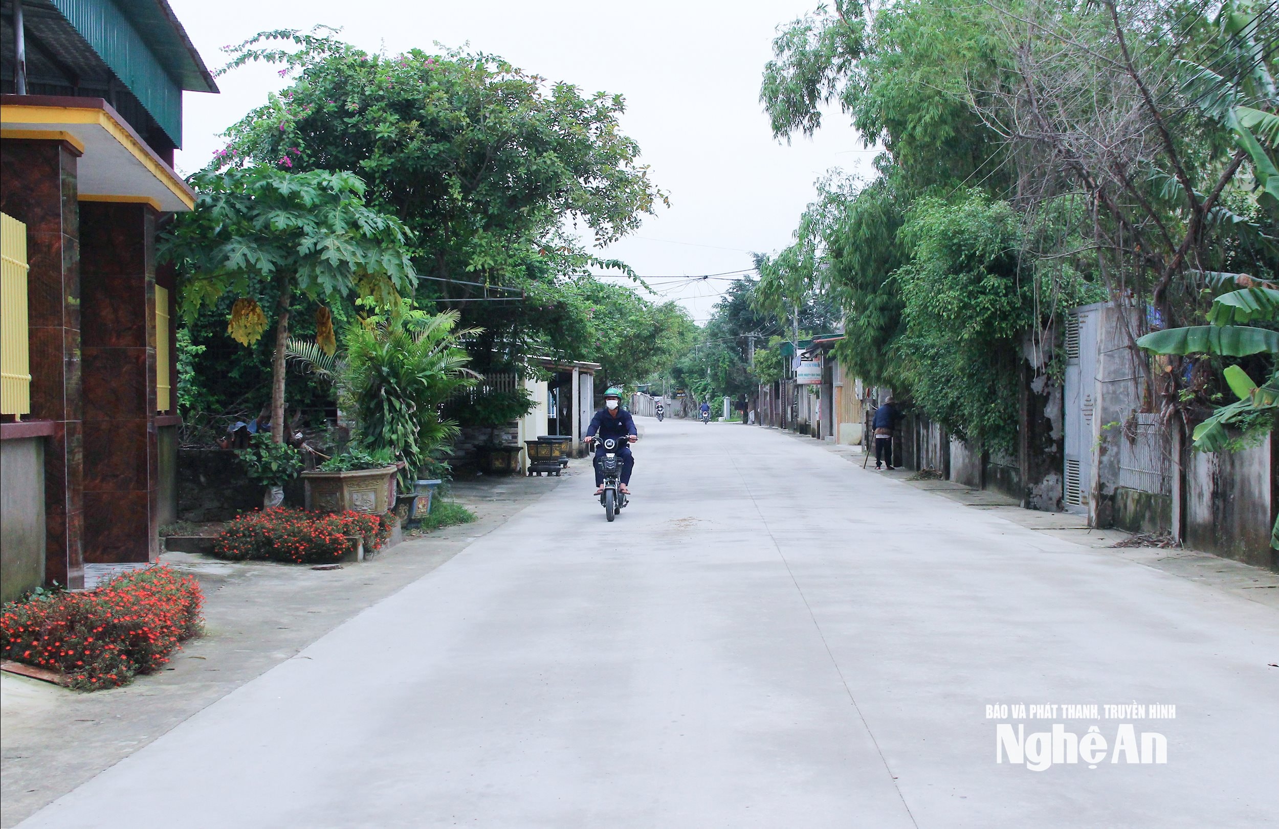  Hạ tầng giao thông và diện mạo nông thôn xã Yên Trung được đầu tư khang trang, hiện đại. Ảnh Mai Hoa 