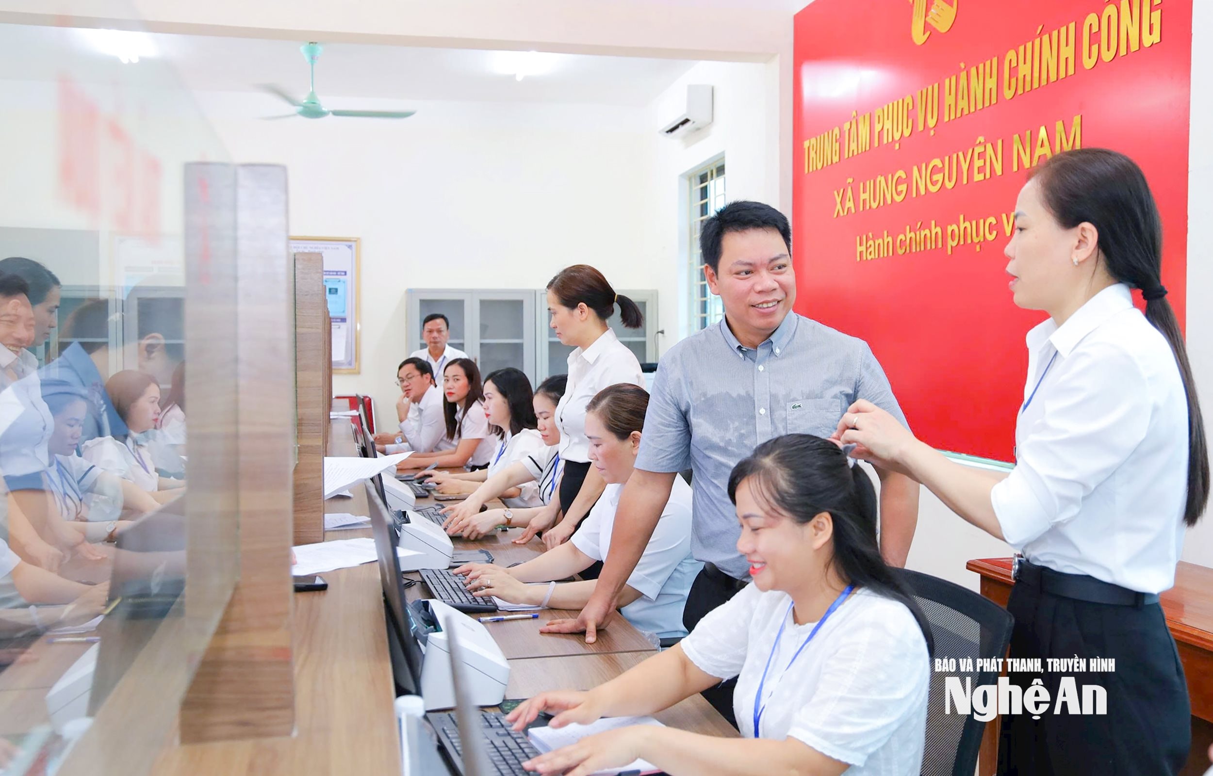  Lãnh đạo UBND xã Hưng Nguyên Nam động viên cán bộ, công