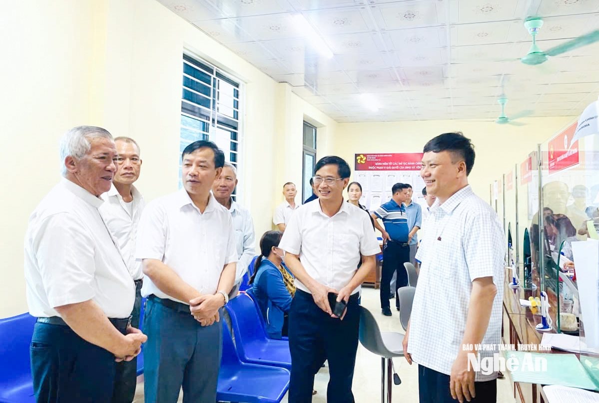  Lãnh đạo xã Yên Trung trao đổi hoạt động chính quyyền 2 cấp với Giám mục Giáo phận Vinh. Ảnh CSCC