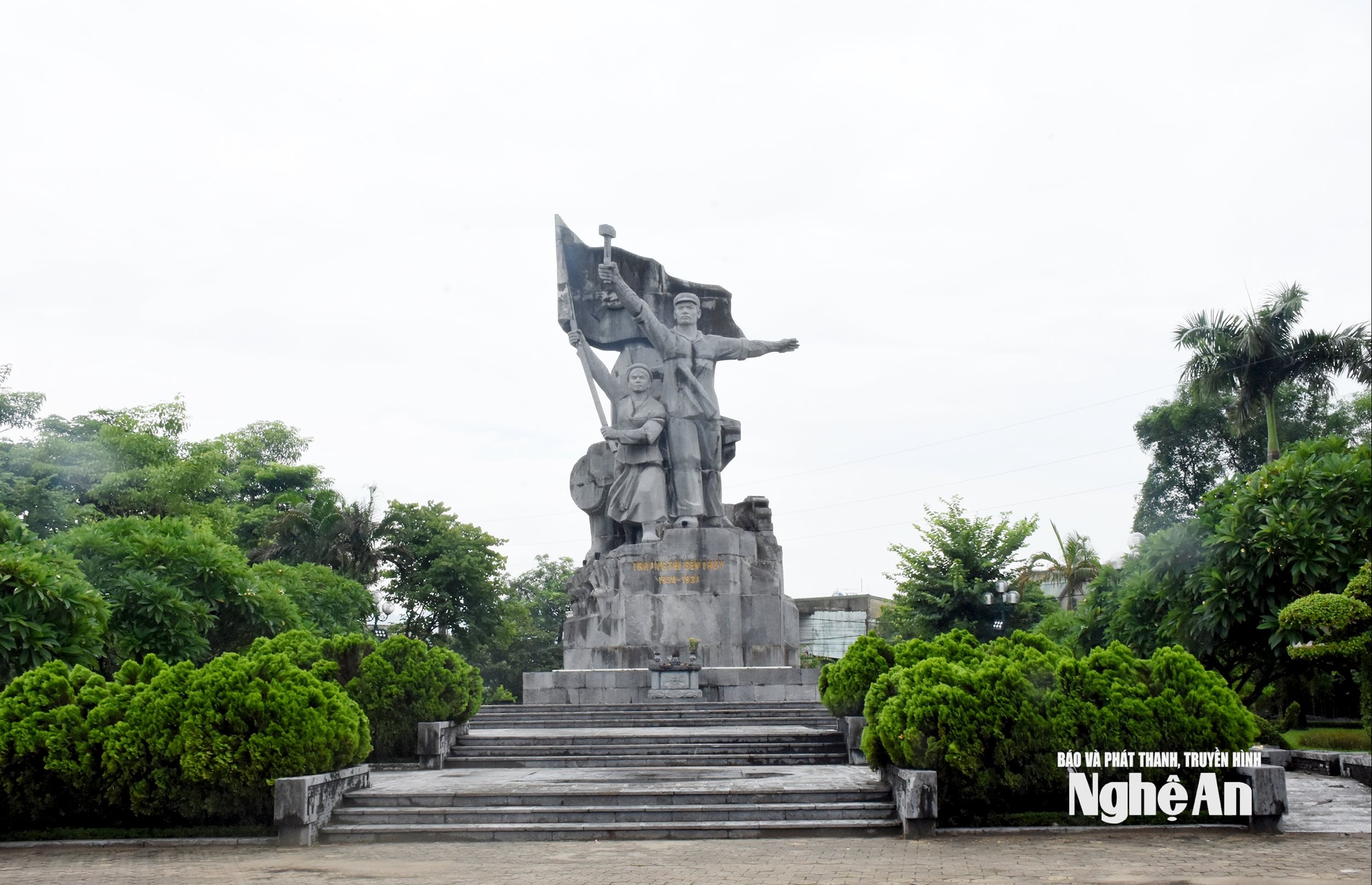 Tượng đài công - nông Xô viết Trường Thi - Bến Thủy đặt tại Di tích Ngã ba Bến Thủy, phường Trường Vinh, tỉnh Nghệ An. Ảnh: Công Kiên