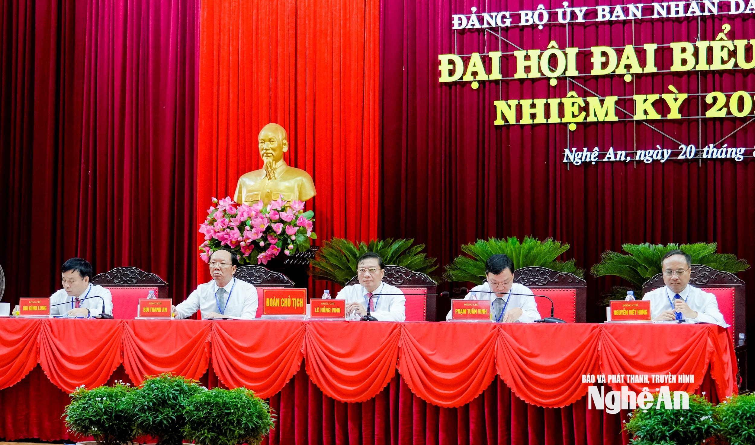 Đoàn chủ tịch điều hành Đại hội. Ảnh: Phạm Băng
