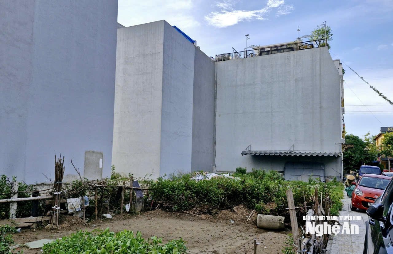 Dự án Chia lô đất ở tại xã Nghi Phú, thành phố Vinh (cũ) tiếp giáp đường Phạm Đình Toái, nay thuộc phường Vinh Phú, do Công ty CP Thiết bị và xây lắp Bưu điện Nghệ An làm chủ đầu tư. Ảnh: Nhật