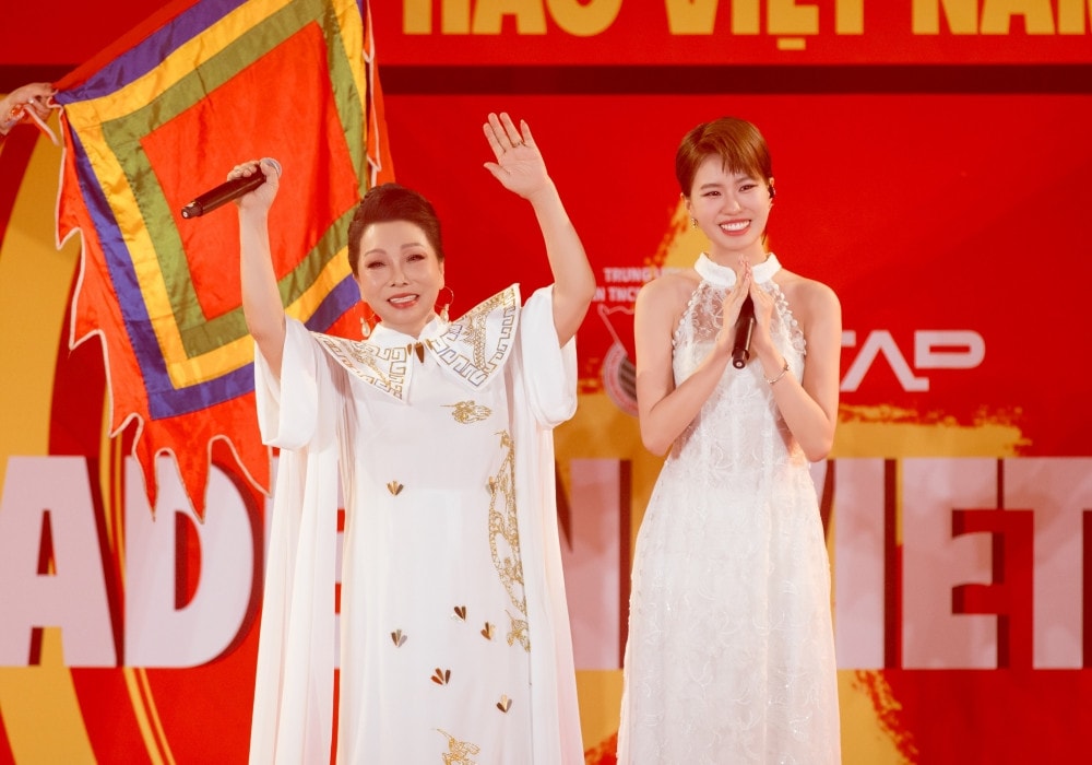 batch_Nam Quốc Sơn Hà NSND Bạch Tuyết, Pháo (1).jpg