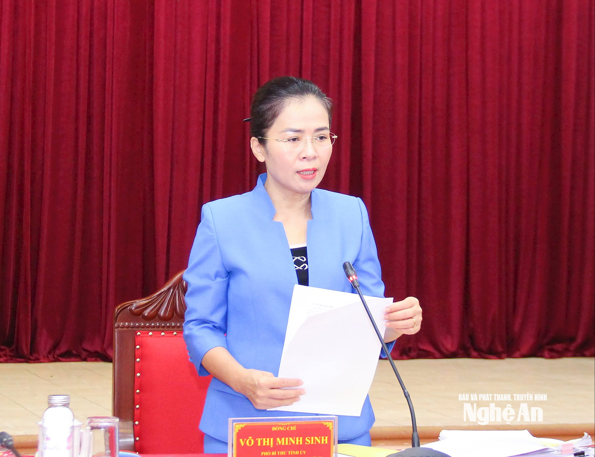 Đồng chí Võ Thị Minh Sinh duyệt đại hội Đảng bộ Trường Đại học Sư phạm Kỹ thuật Vinh và Đảng bộ Trường Đại học Vinh