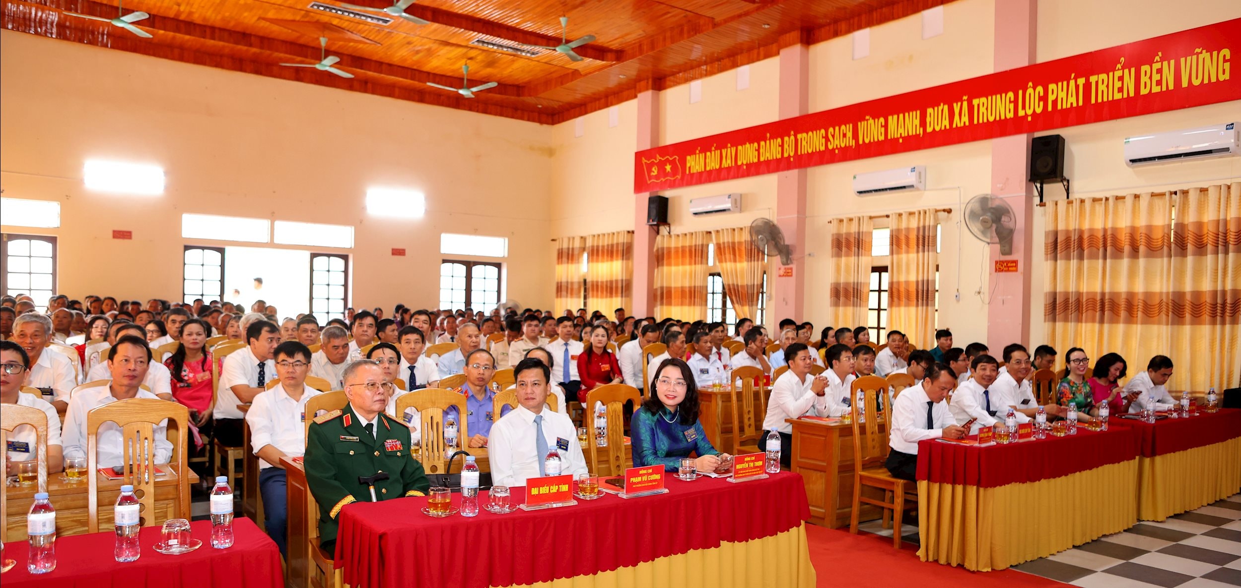  Đại biểu TL,,,,,,,,,,,,,,,,,,,,,