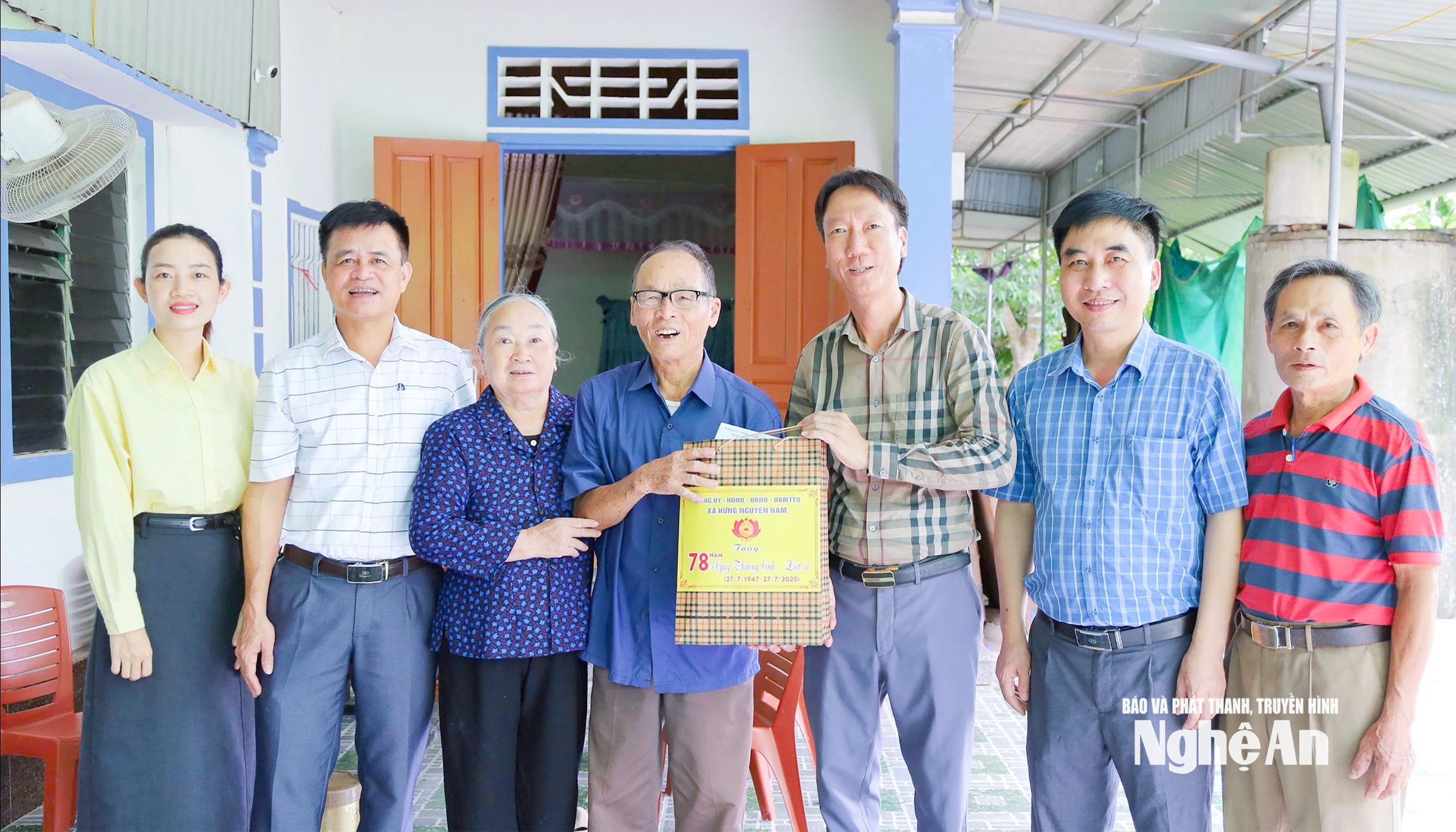 Lãnh đạo xã Hưng Nguyên Nam thăm hỏi, động viên, tặng quà cho gia đình chính sách trên địa bàn. Ảnh- Đậu Kiều Hoa
