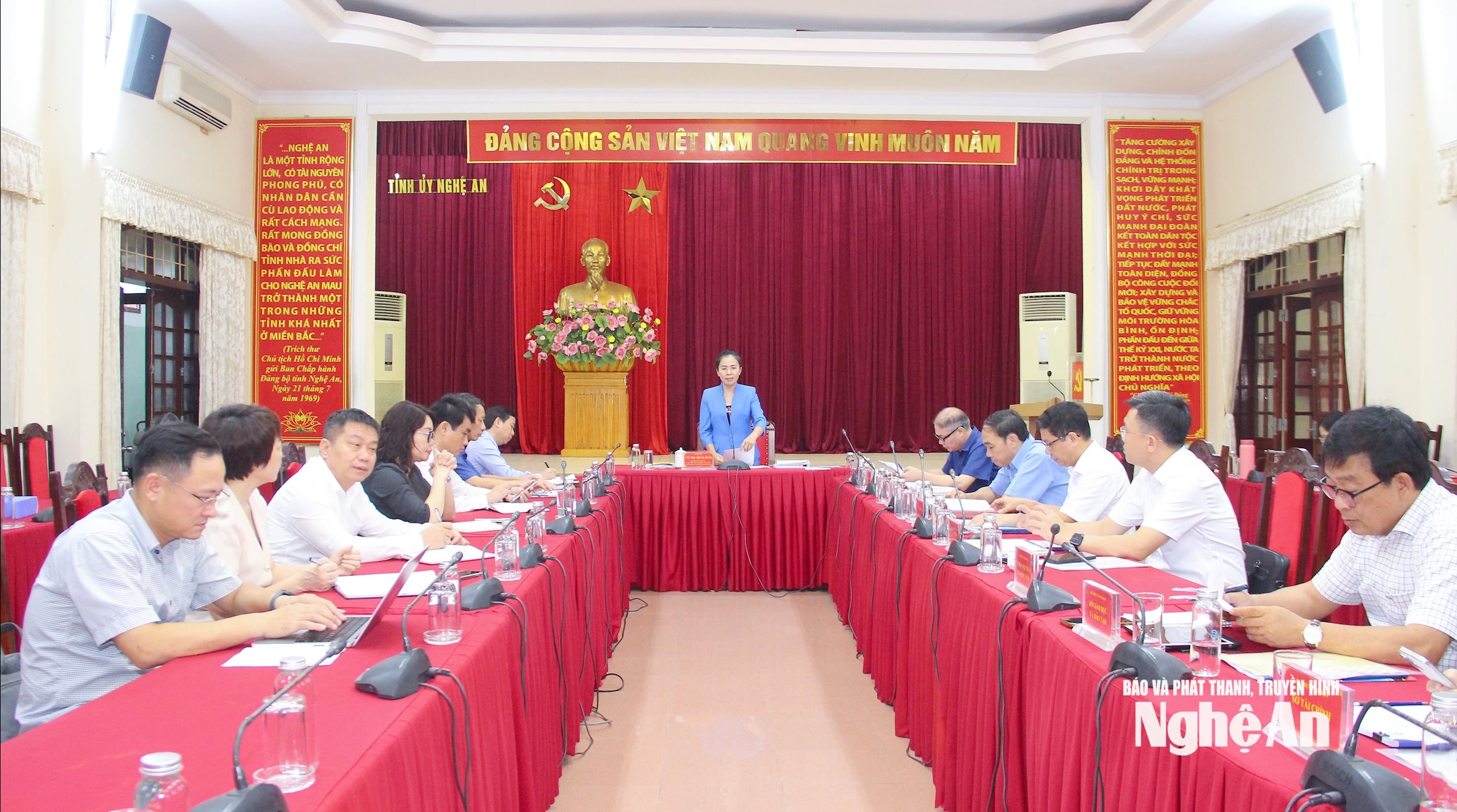 Quang cảnh cuộc họp