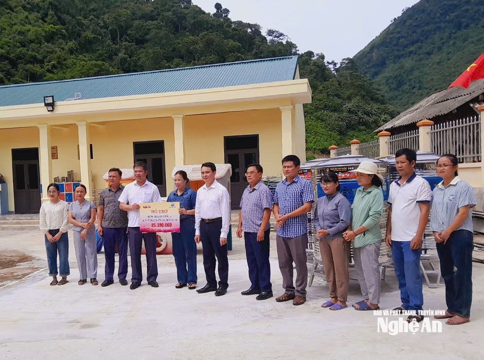  trao hỗ trợ 2