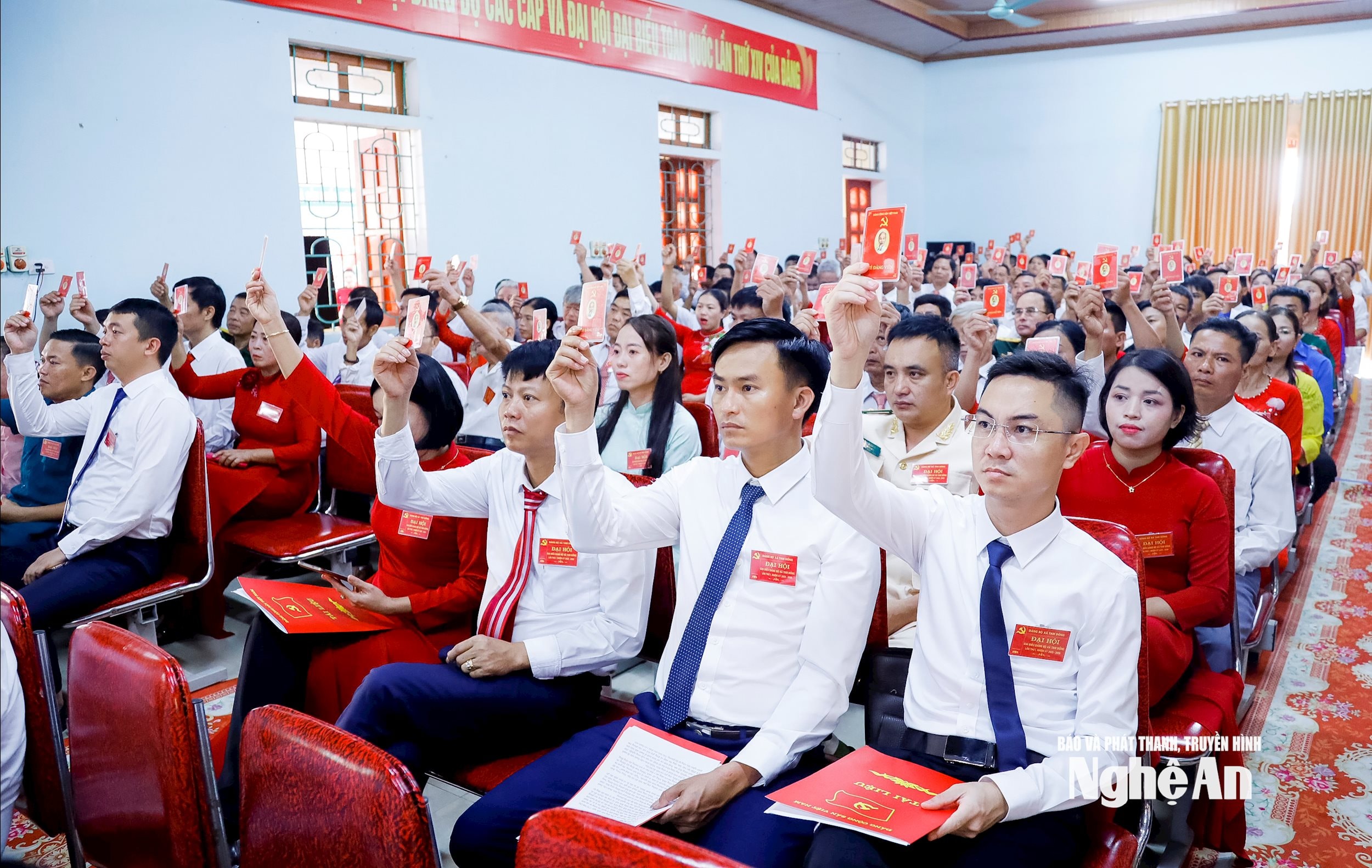 giơ thẻ