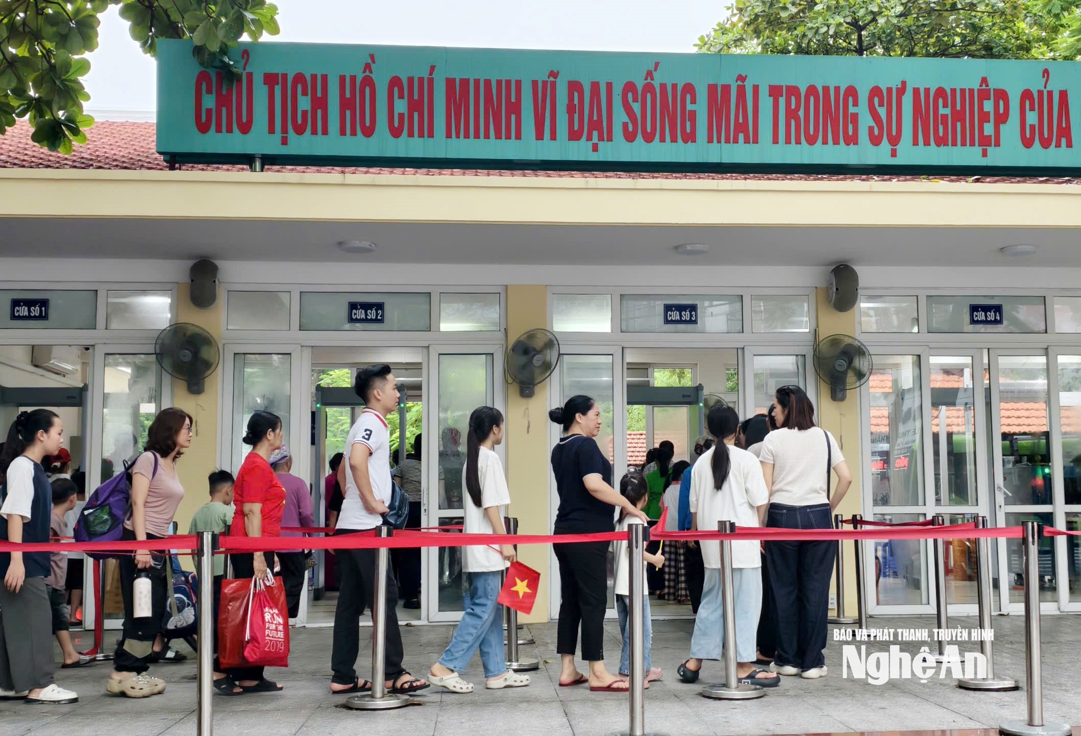 Người dân Nghệ An ra thủ đô A80. Ảnh Diệp Thanh1