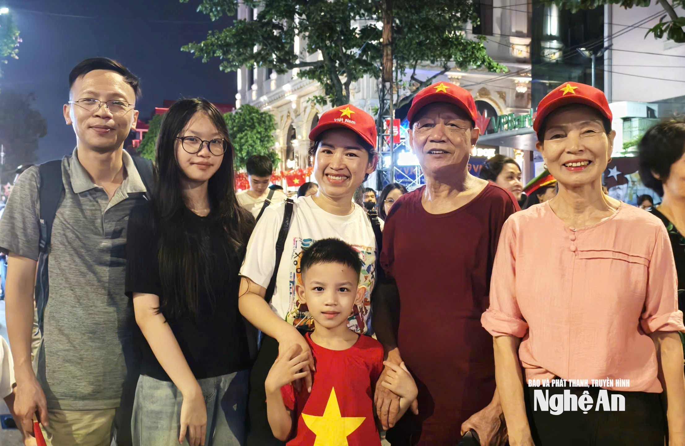 Người dân Nghệ An ra thủ đô A80. Ảnh Diệp Thanh10