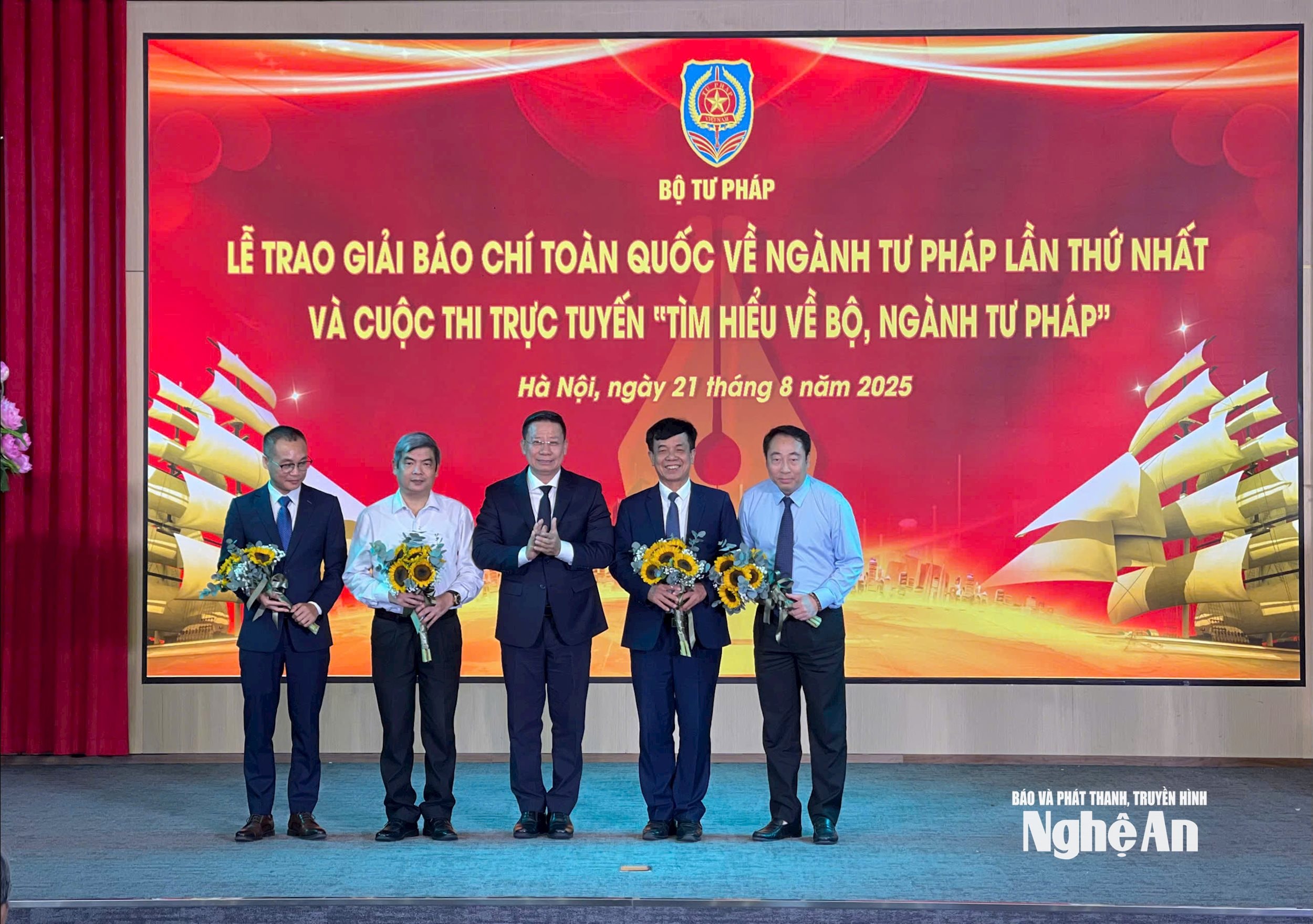 tặng hoa cho ban giám khảo