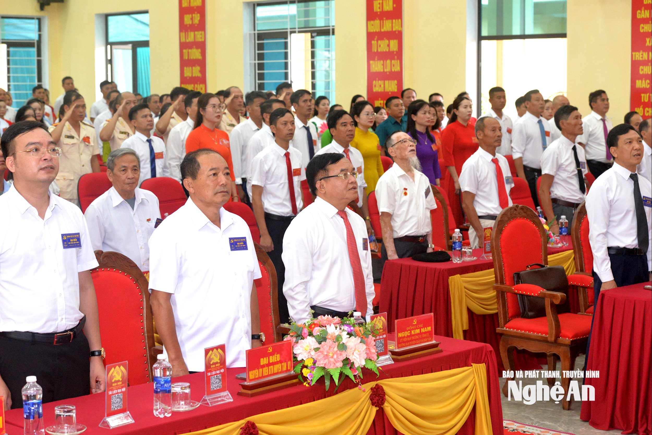 tp 1Các đại biểu thực hiện nghi thức chào cờ. Ảnh: Xuân Hoàng