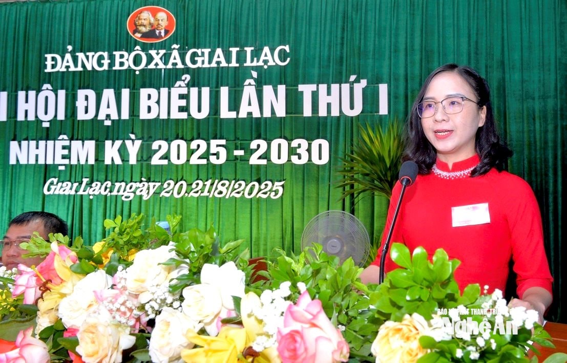 Đồng chí Phạm Thị Huyền Trang - Phó bí thư Thường trực Đảng ủy đọc báo cáo chính trị Đại hội. Ảnh: Vă