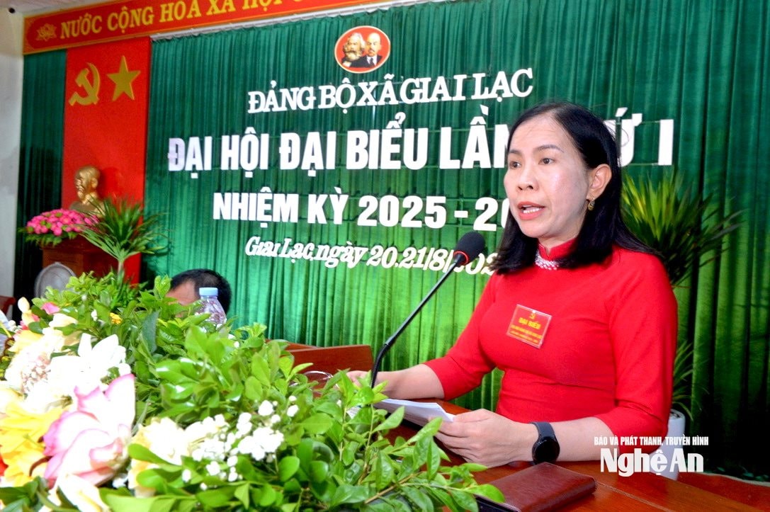 Đồng chí Nguyễn Thị Vân - Phó bí thư Đảng ủy, Chủ tịch UBND xã phát biểu tại Đại hôi . Ảnh: