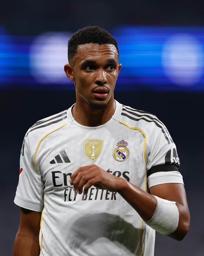 Trent Alexander-Arnold nhận cảnh báo từ Chủ tịch Real Madrid, phải chiến đấu hết sức để có suất đá chính.
