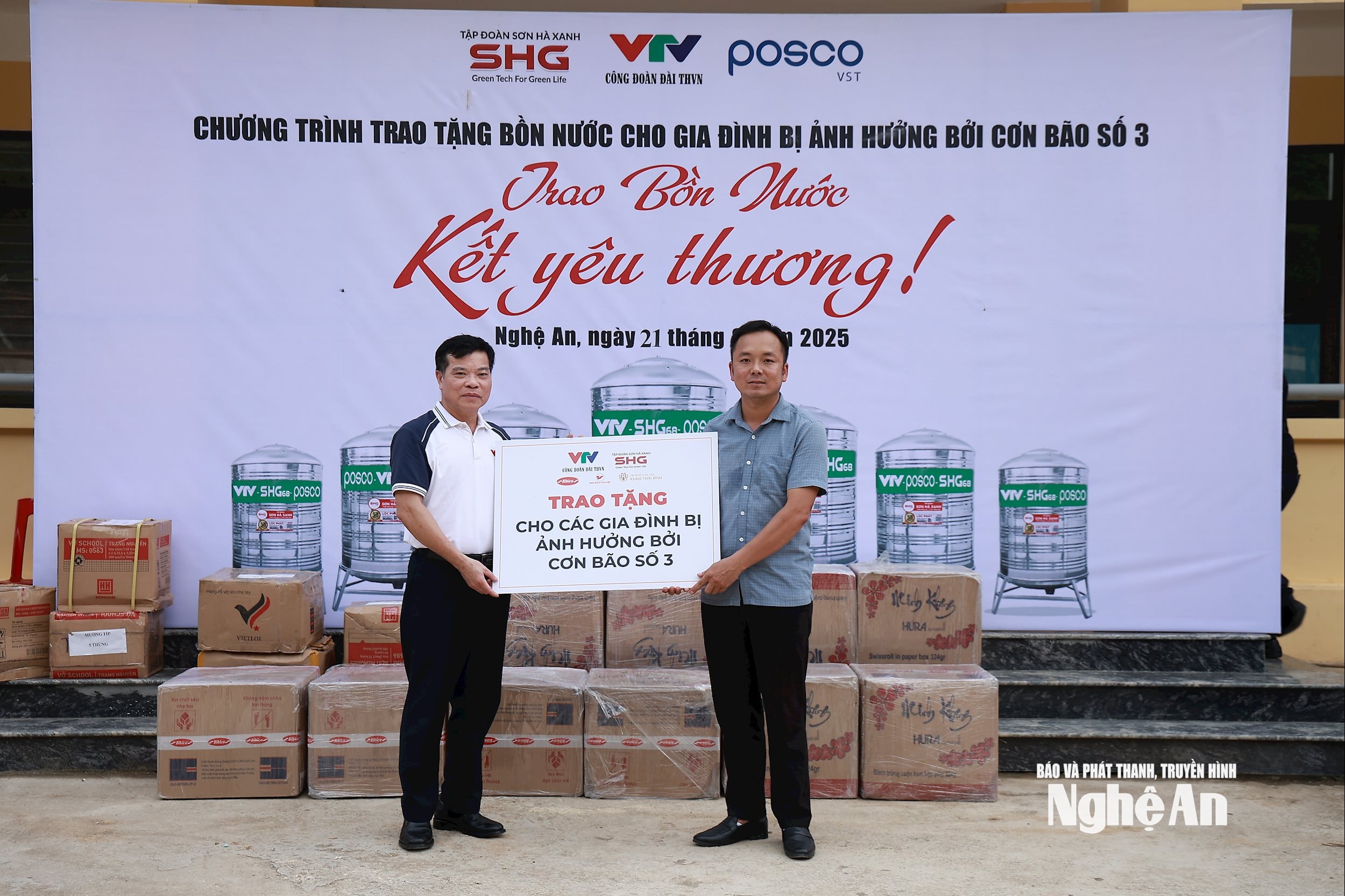 Đoàn công tác trao tặng bồn nước cho người dân vùng lũ 2