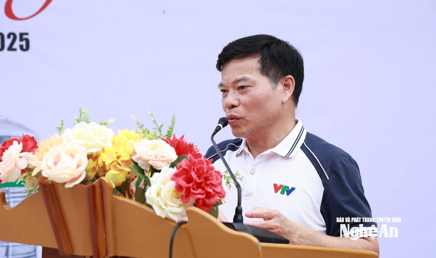 Đoàn công tác trao tặng bồn nước cho người dân vùng lũ 4