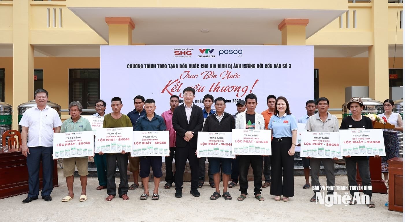 Đoàn công tác trao tặng bồn nước cho người dân vùng lũ 5