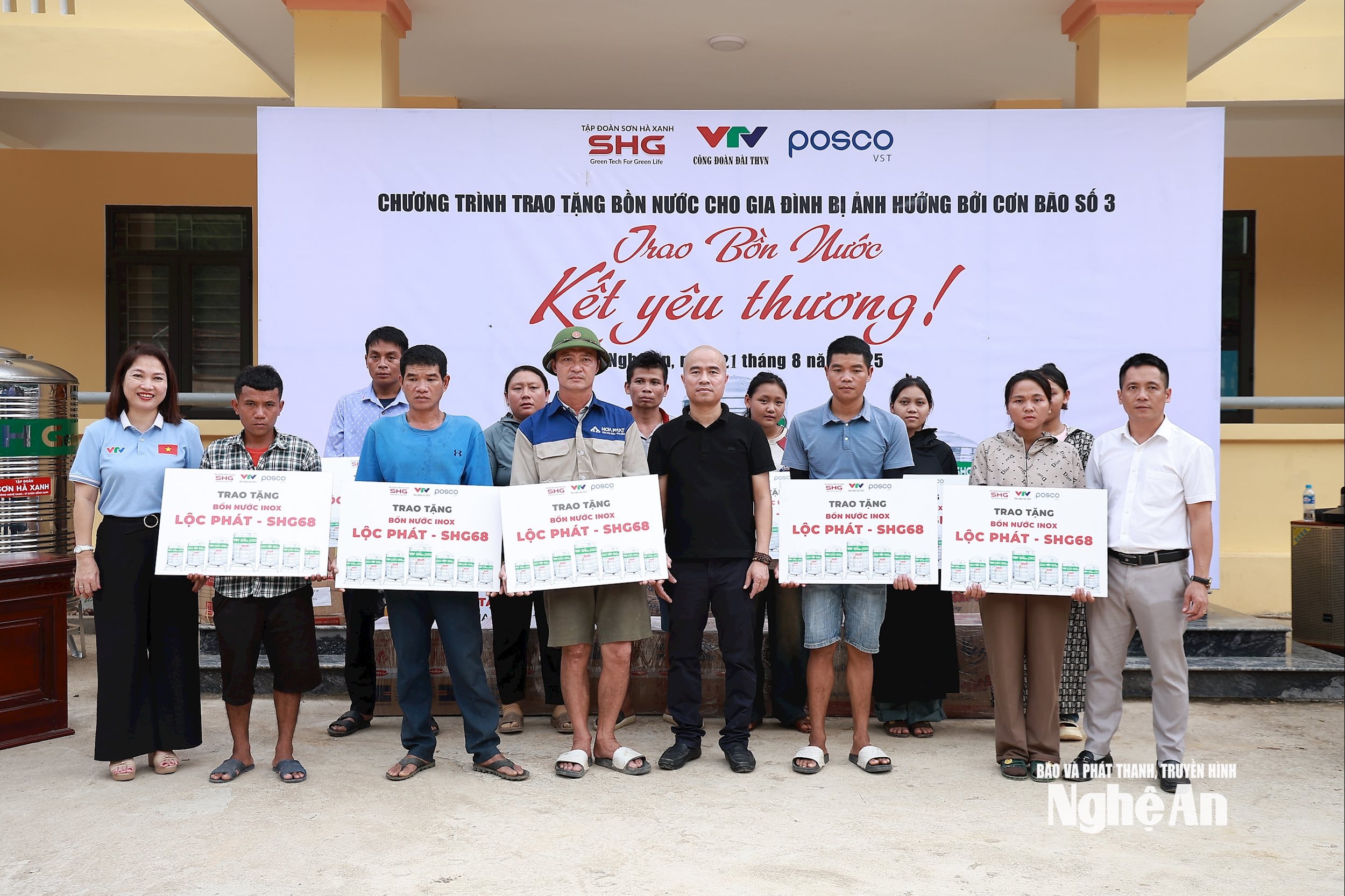 Đoàn công tác trao tặng bồn nước cho người dân vùng lũ.
