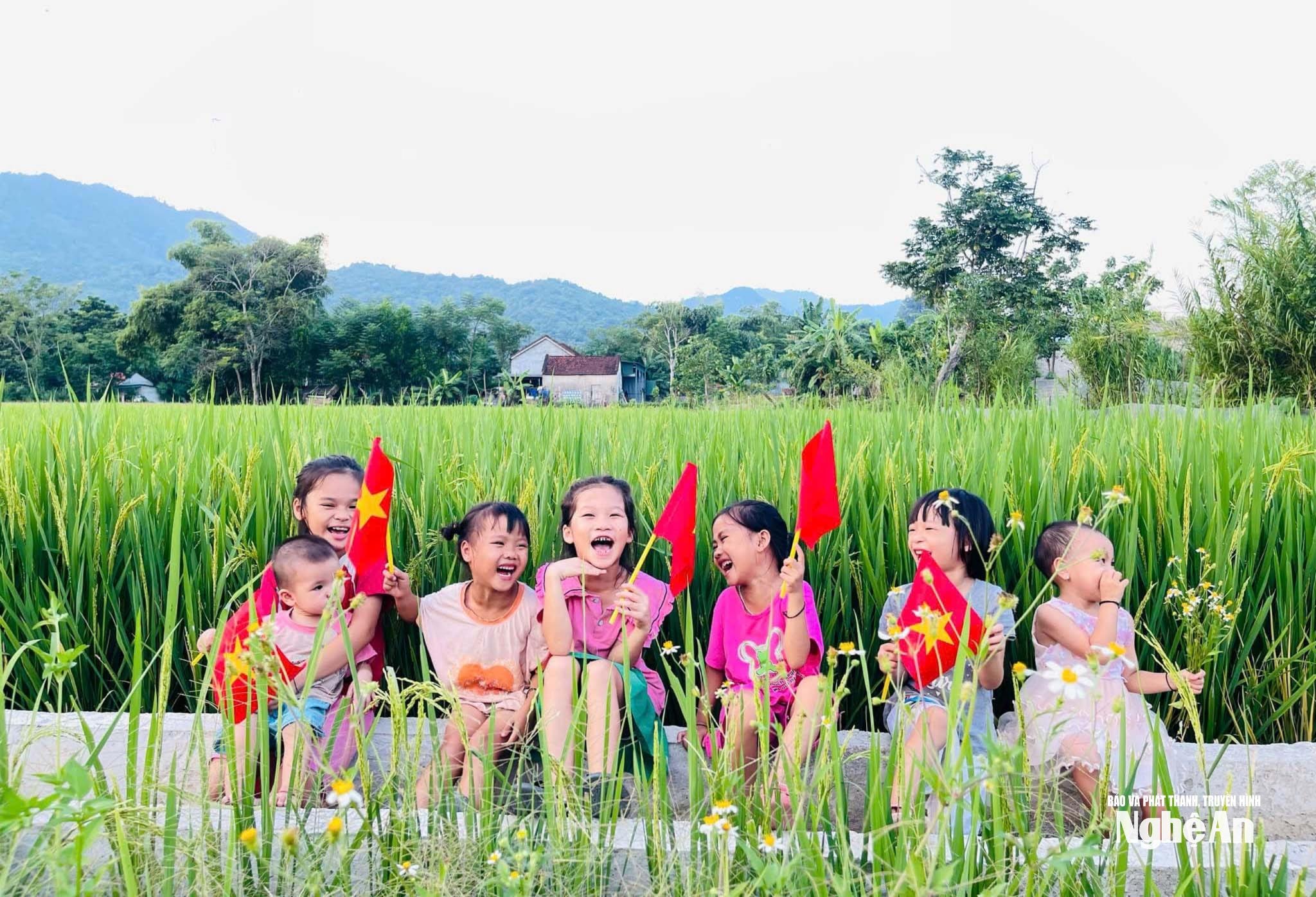 Trên cánh đồng xóm Khe Sơn, xã Tiên Đồng, các em nhỏ nô đùa vui tươi mang đến một không khí rộn rã, tràn đầy sức sống của xóm bản vùng cao. Ảnh: Lô Hồng Tượng
