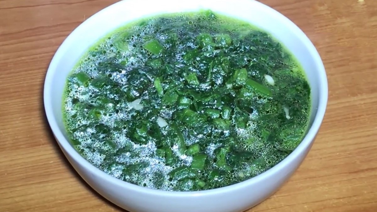 Món canh thanh mát từ ngọn rau bí nấu cùng thịt lợn