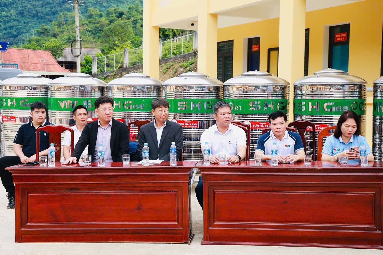 gen-h-BNA_ Đoàn công tác trao tặng bồn nước cho người dân vùng lũ 6