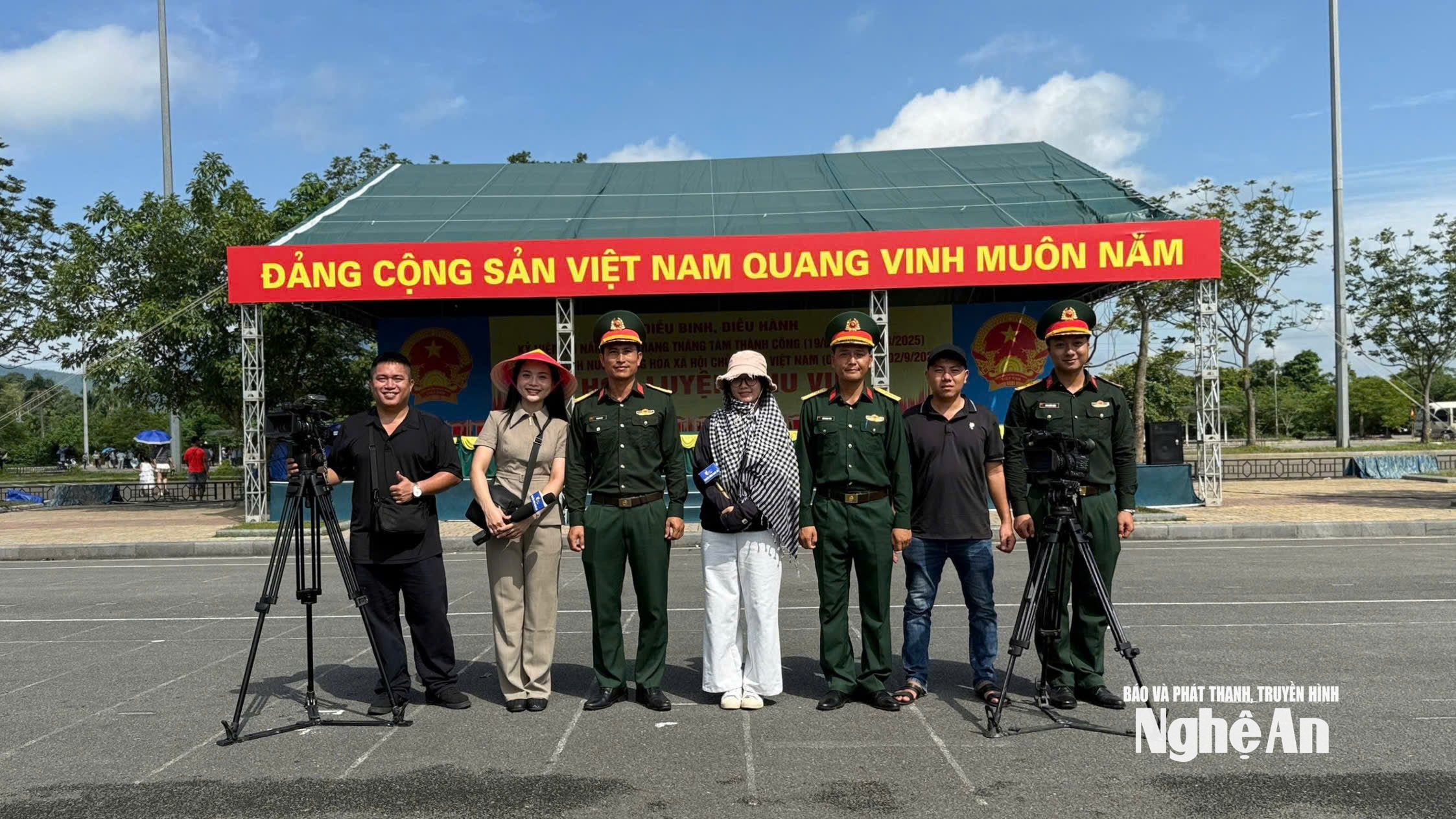 បន្ទាប់ពីបញ្ចប់ការថត កងនាវិក និងនាយទាហាននៃយោធភូមិភាគទី៤ បានថតរូបអនុស្សាវរីយ៍នៅកន្លែងហ្វឹកហ្វឺននៅភូមិវប្បធម៌ និងទេសចរណ៍ជាតិវៀតណាម ទីក្រុងហាណូយ។
