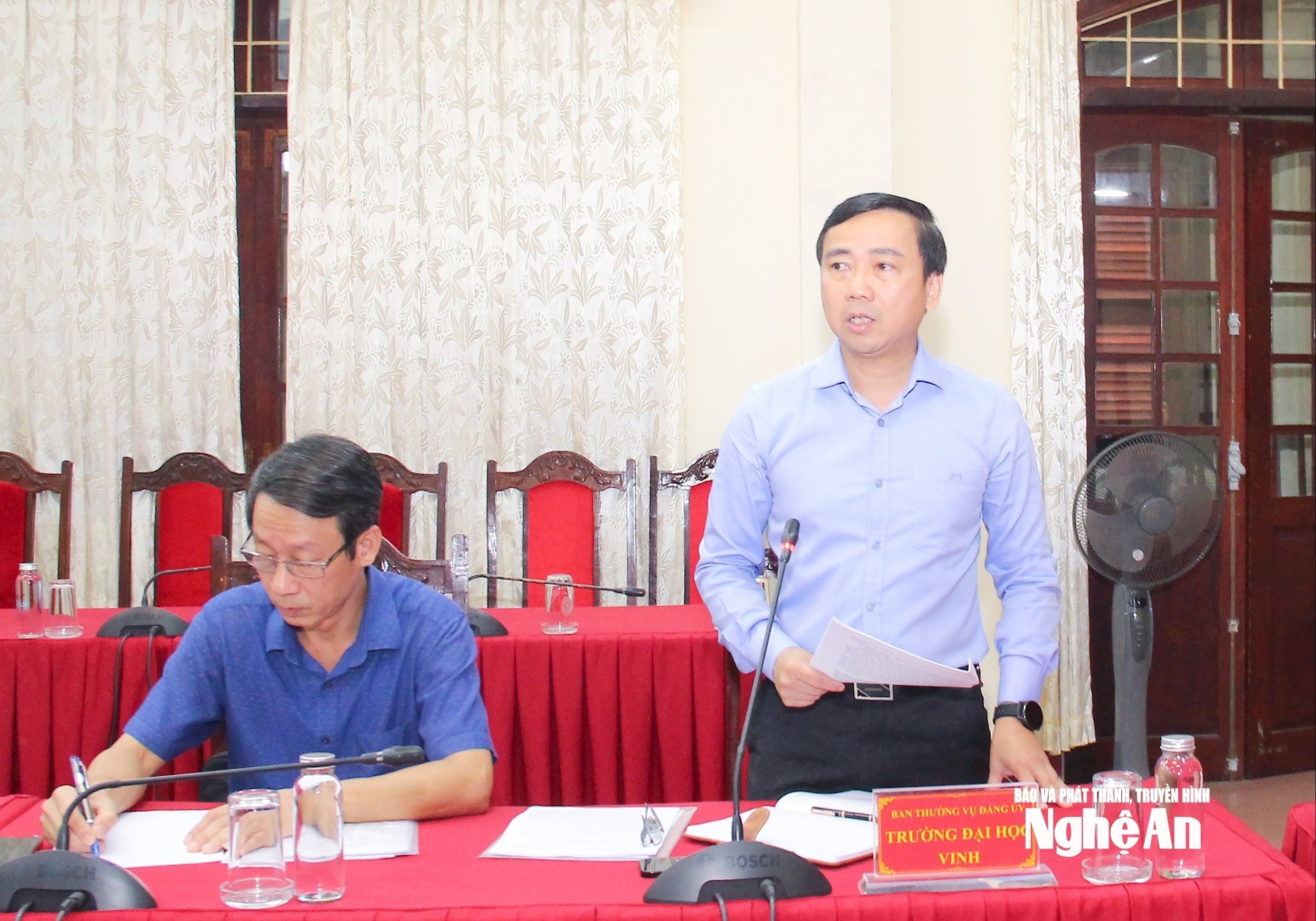 Tiến sĩ Nguyễn Ngọc Hiền - Bí thư Đảng uỷ, Chủ tịch Hội đồng trường Đại học Vinh báo cáo công tác chuẩn bị Đại hội của Đảng bộ trường. Ảnh Mai Hoa