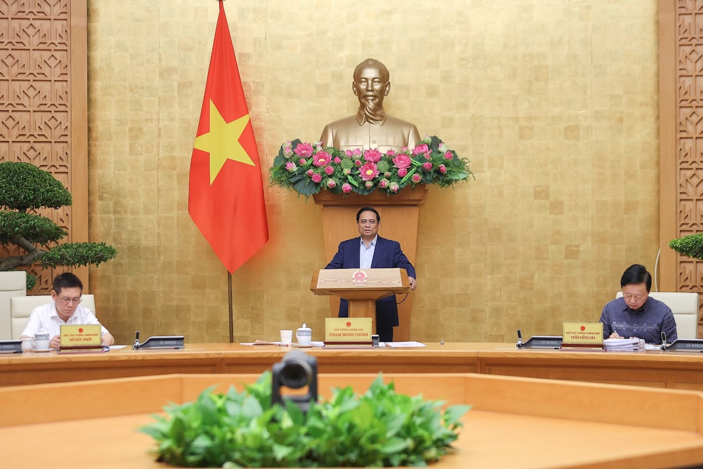 Thủ tướng: Việc giải quyết thủ tục cho người dân, doanh nghiệp phải đặt lên hàng đầu- Ảnh 8. Thủ tướng: Việc giải quyết thủ tục cho người dân, doanh nghiệp phải đặt lên hàng đầu- Ảnh 8.