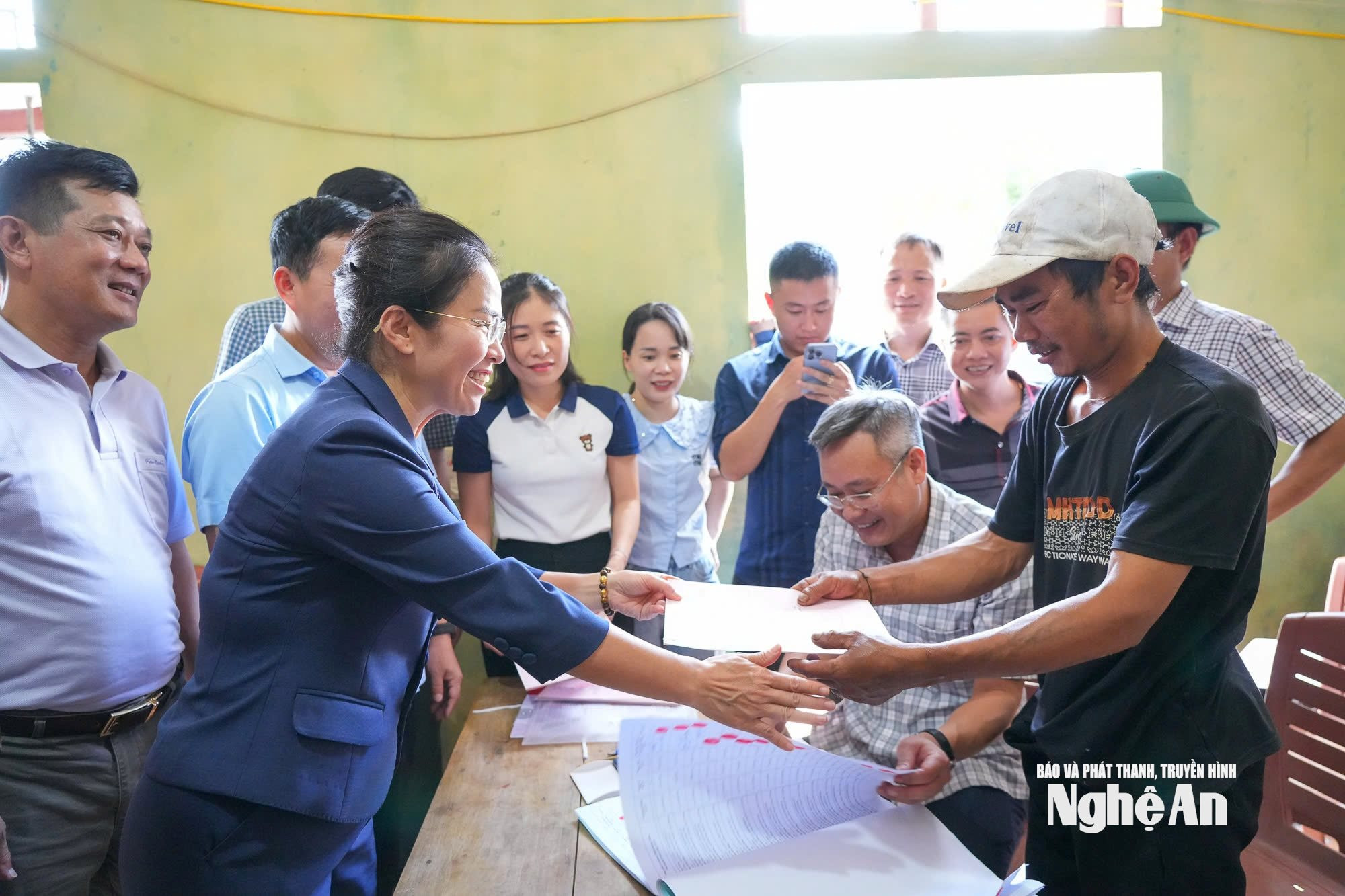 Bà Võ Thị Minh Sinh - Phó Bí thư Tỉnh ủy, Trưởng đoàn đại biểu Quốc hội tỉnh Nghệ An, Chủ tịch Ủy ban MTTQ Việt Nam tỉnh Nghệ An trao giấy chứng nhận quyền sử dụng đất cho một hộ dân Đan Lai bản Búng. Ảnh: Nhật Lân
