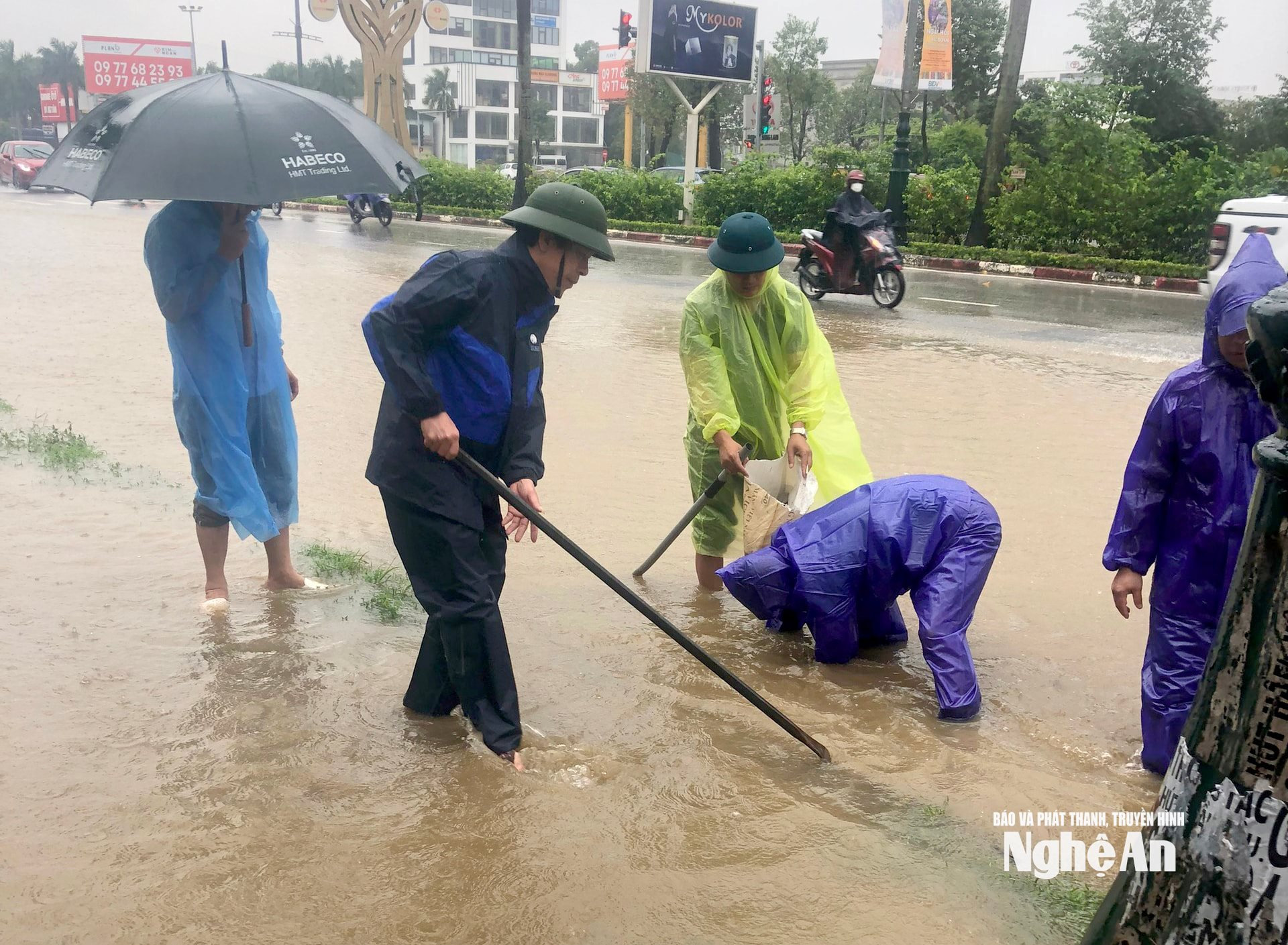 Nhiều hố thu bị r&aacute;c thải, b&ugrave;n đất bịt k&iacute;n khiến c&ocirc;ng t&aacute;c ti&ecirc;u &uacute;ng gặp kh&oacute; khăn. Ảnh: Q.A