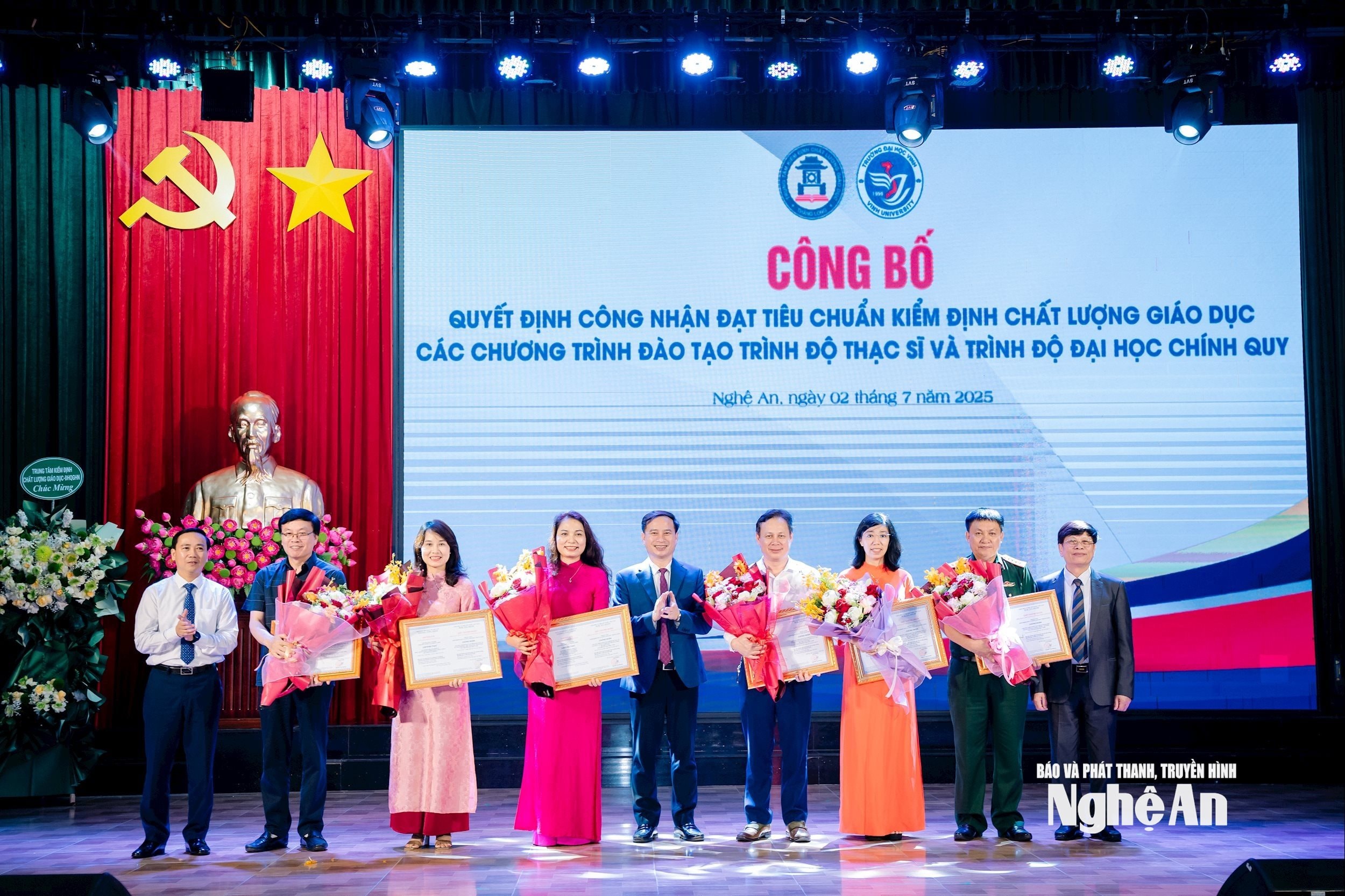 Lễ công bố Quyết định đạt tiêu chuẩn kiểm định chất lượng giáo dục chương trình đào tạo trình độ đại học. Ảnh: Hoàng Nam