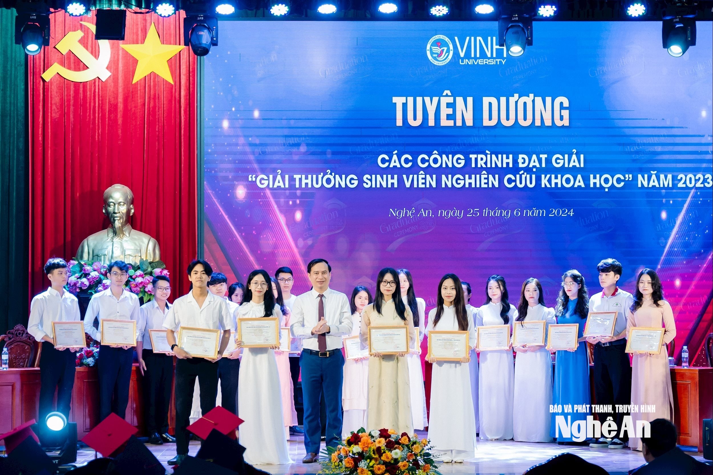 Lễ tuyên dương sinh viên nghiên cứu khoa học. Ảnh Hoàng Nam