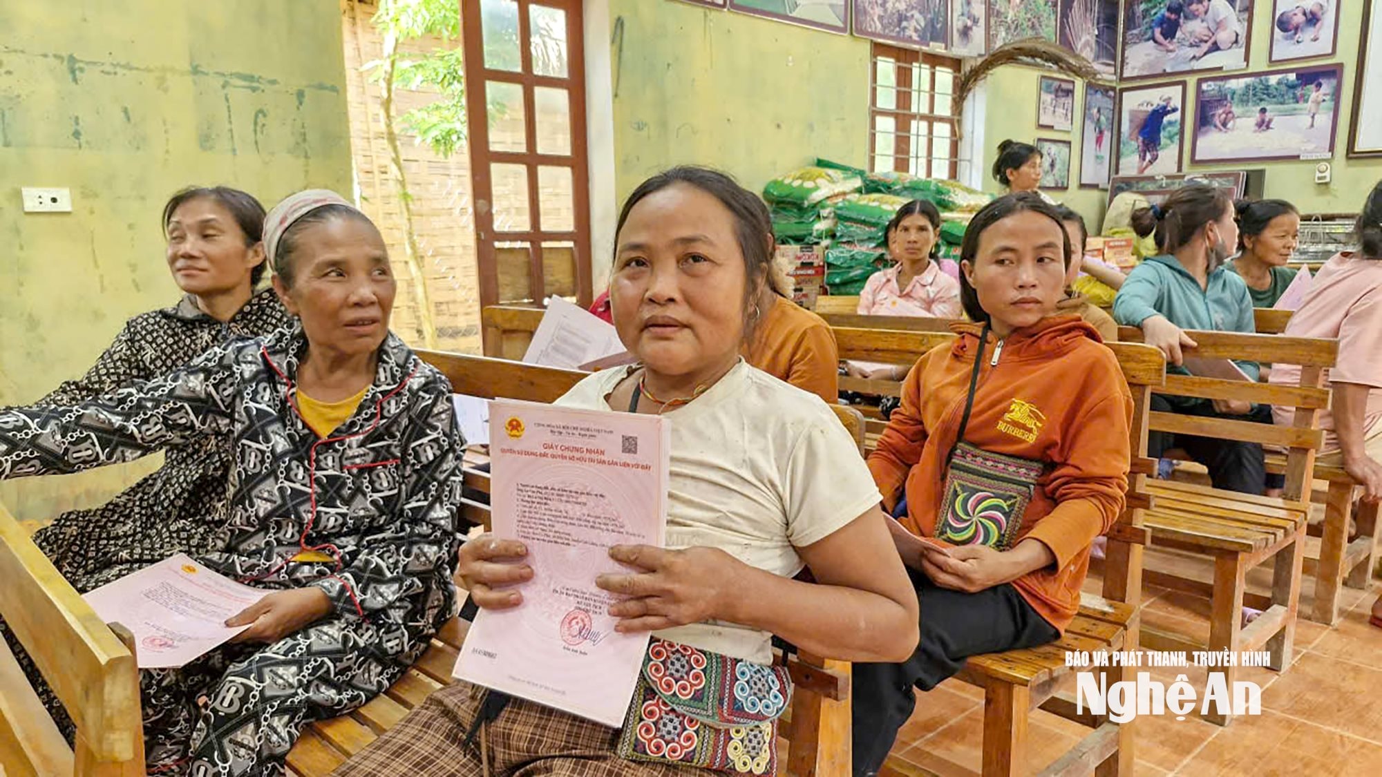 Niềm vui của đồng bào Đan Lai sau khi được nhận giấy chứng nhận quyền sử dụng đất. Ảnh Nhật Lân