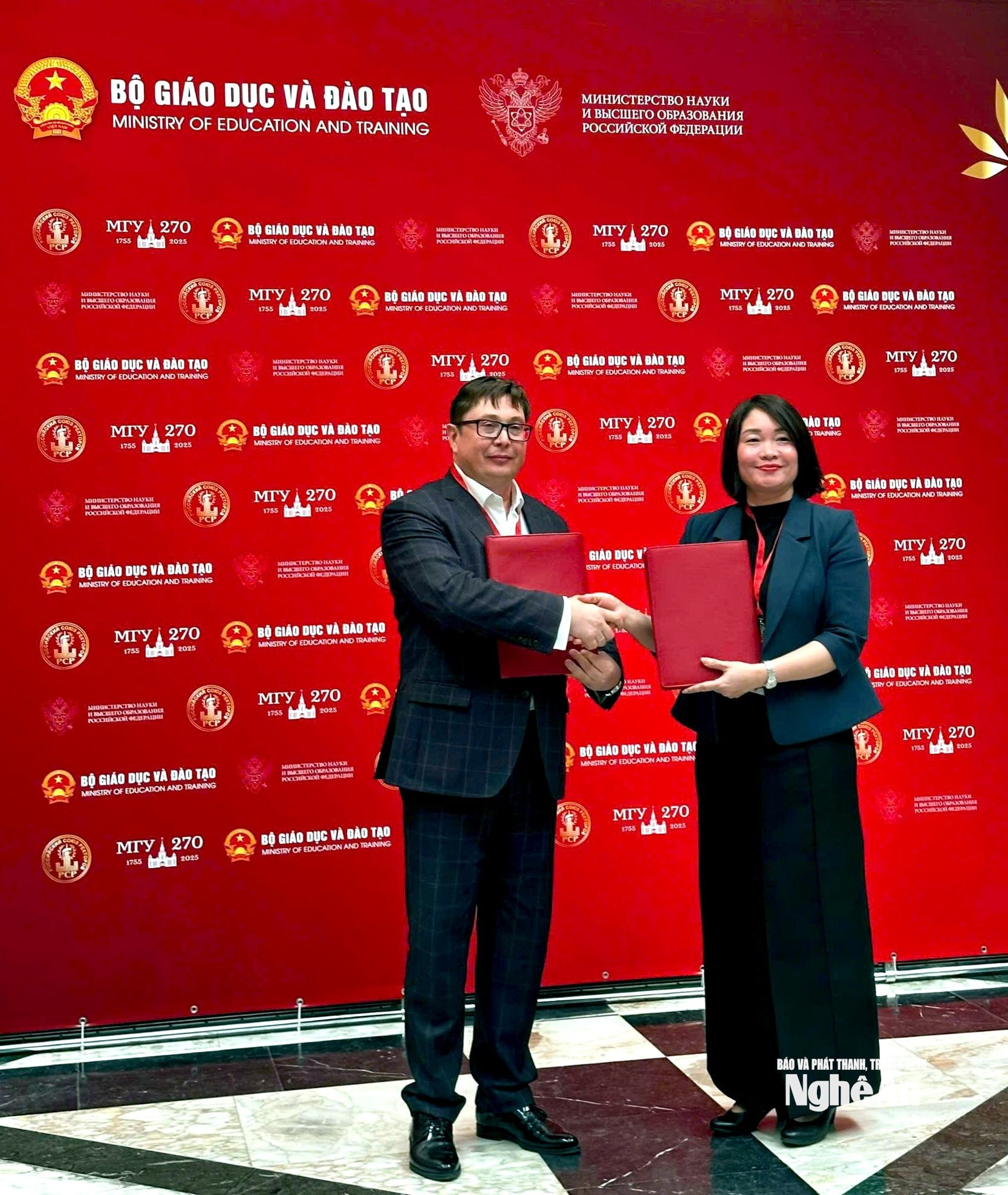 Trao đổi thoả thuận hợp tác giữa Trường Đại học Vinh với Đại học Quốc gia Voronezh (Liên bang Nga). Ảnh Hoàng Nam