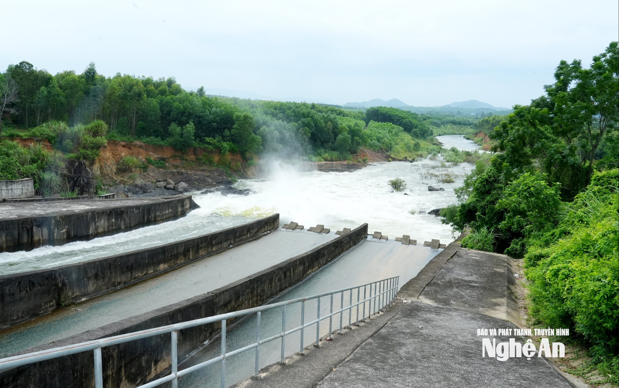 Sau chỉ đạo, hồ Vực Mấu thực hiện xả 2 cửa. Ảnh: Thành Chung