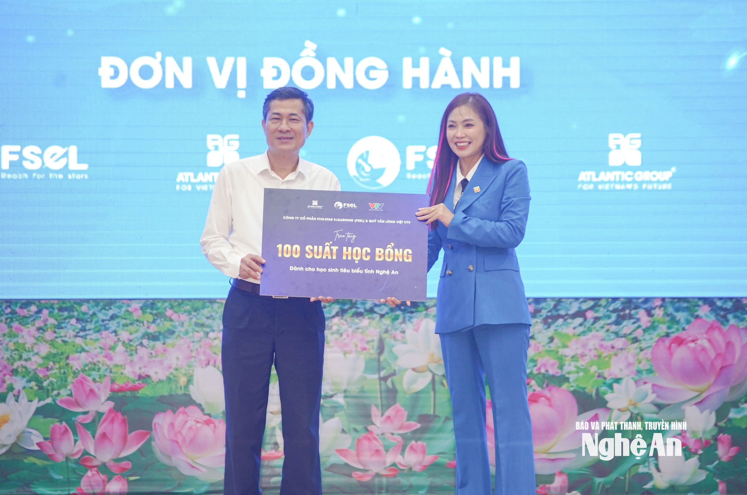 Công ty Cổ phần Five- Star Elearning (FSEL) và Quỹ tấm lòng Việt VTV trao 100. suất học bổng cho học sinh tiêu biểu tỉnh Nghệ An. Ảnh: Mỹ Hà