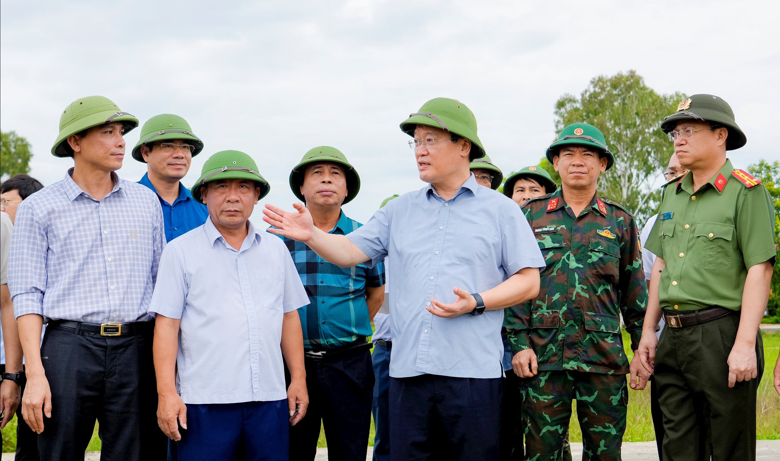 Bí thư Tỉnh ủy Nguyễn Đức Trung đã đến kiểm tra, chỉ đạo công tác ứng phó với bão số 5 tại khu neo đậu, tránh trú bão Lạch Cờn tại phường Quỳnh Mai. Ảnh: Phạm Bằng