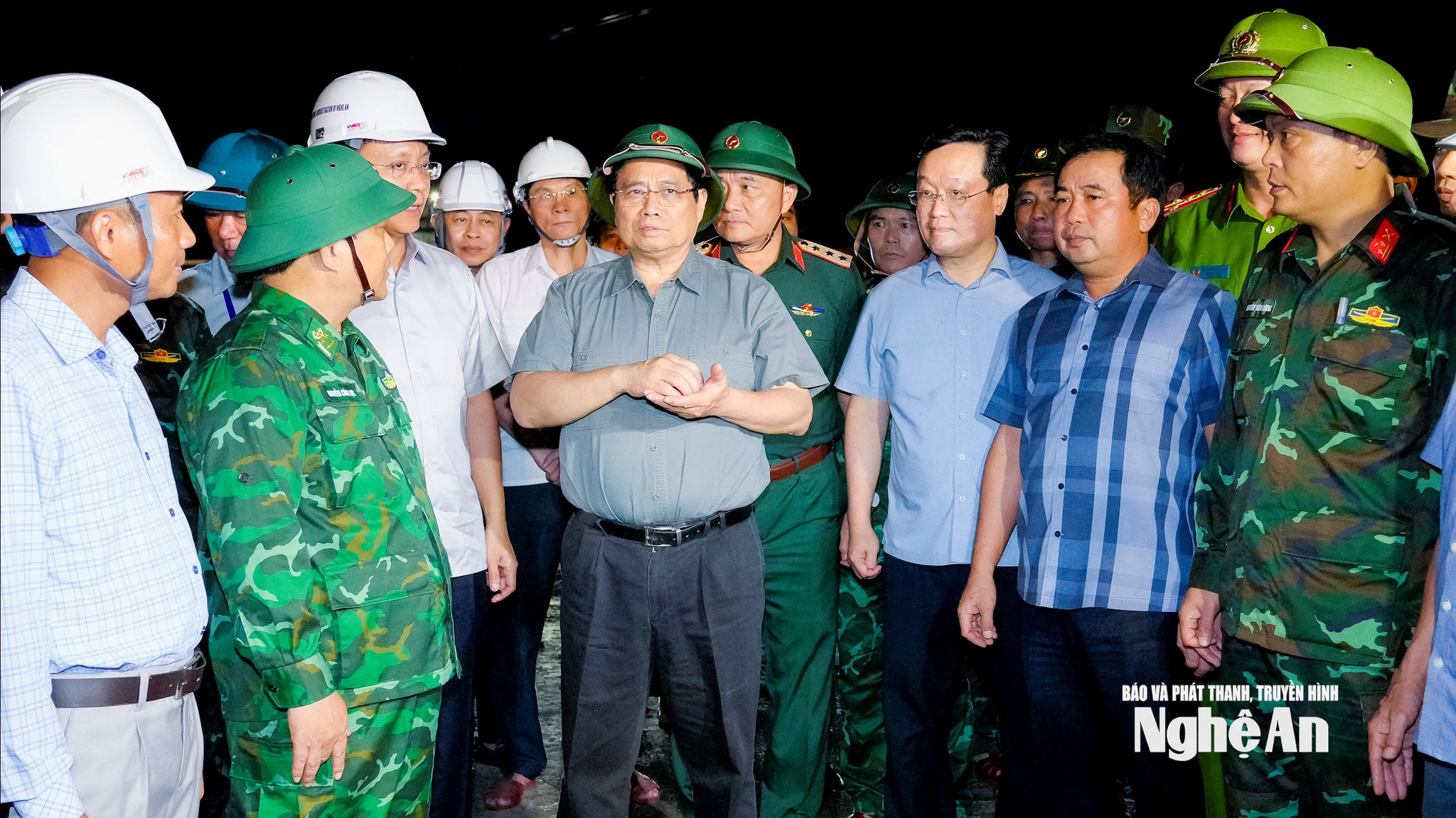 Thủ tướng Chính phủ cũng thăm hỏi, động viên các lực lượng đang làm nhiệm vụ giúp dân. Ảnh: Phạm Bằng