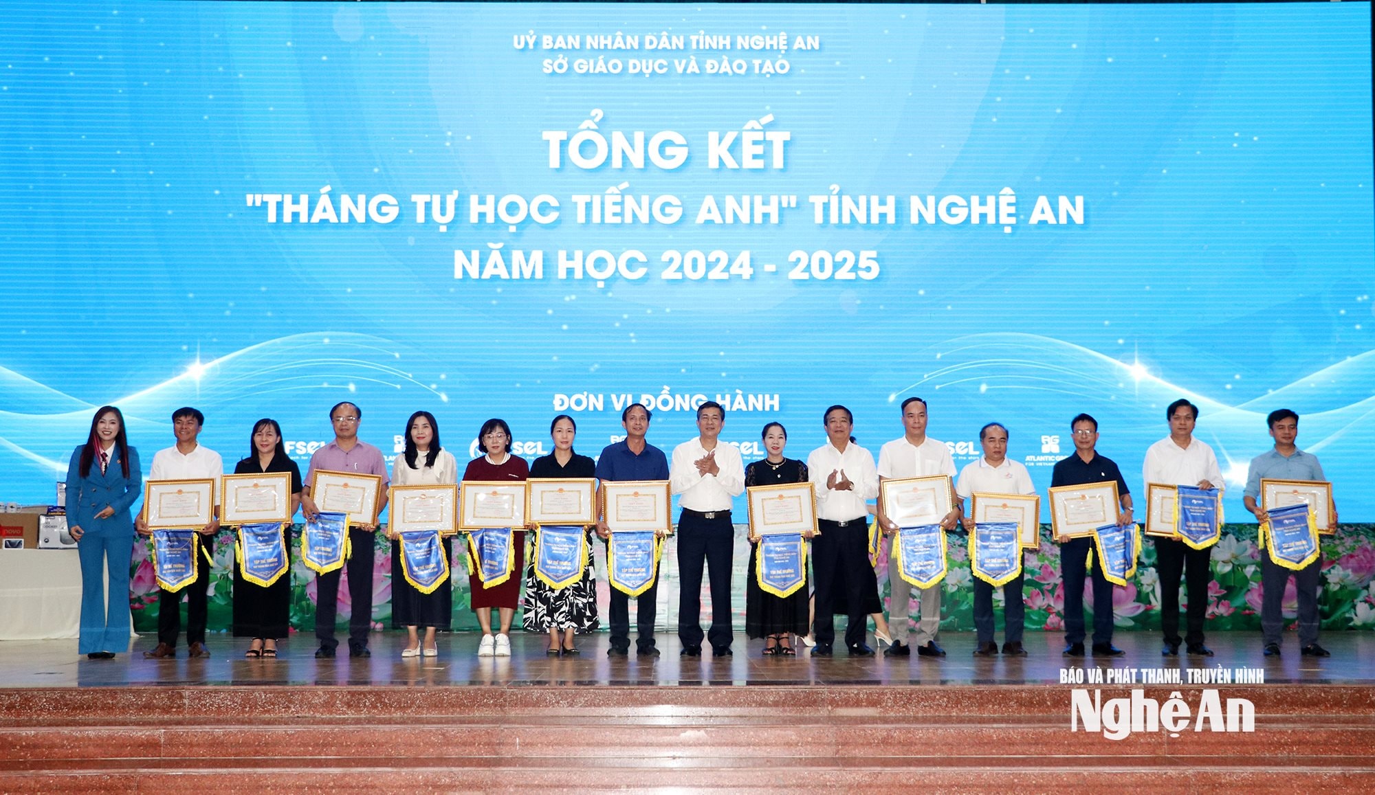_Lãnh đạo Sở Giáo dục và Đào tạo khen thưởng cho các tập thể xuất sắc. Ảnh: Mỹ Hà
