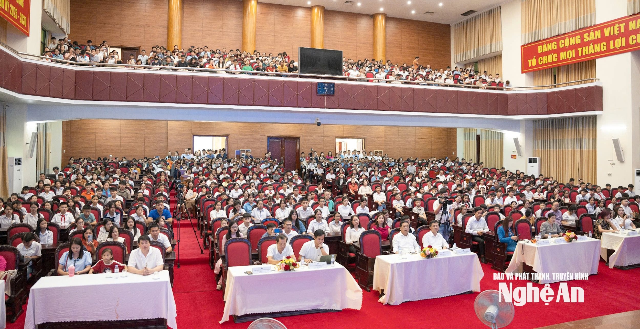 Các giáo viên và học sinh tham dự buổi lễ tổng kết. Ảnh: Mỹ Hà