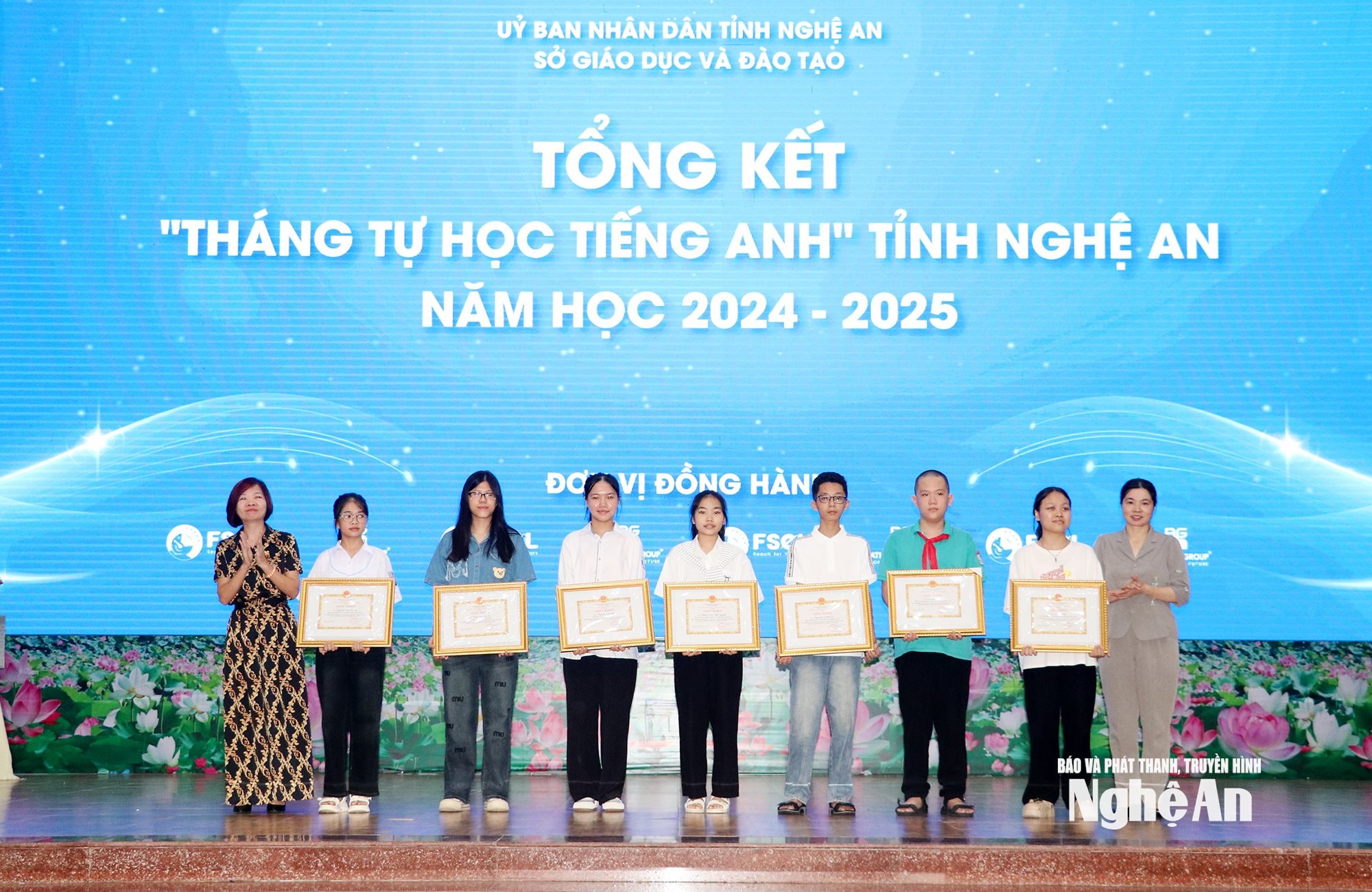 Ban tổ chức khen thưởng cho các học sinh đạt thành tích cao tại hội thi. Ảnh: Mỹ Hà